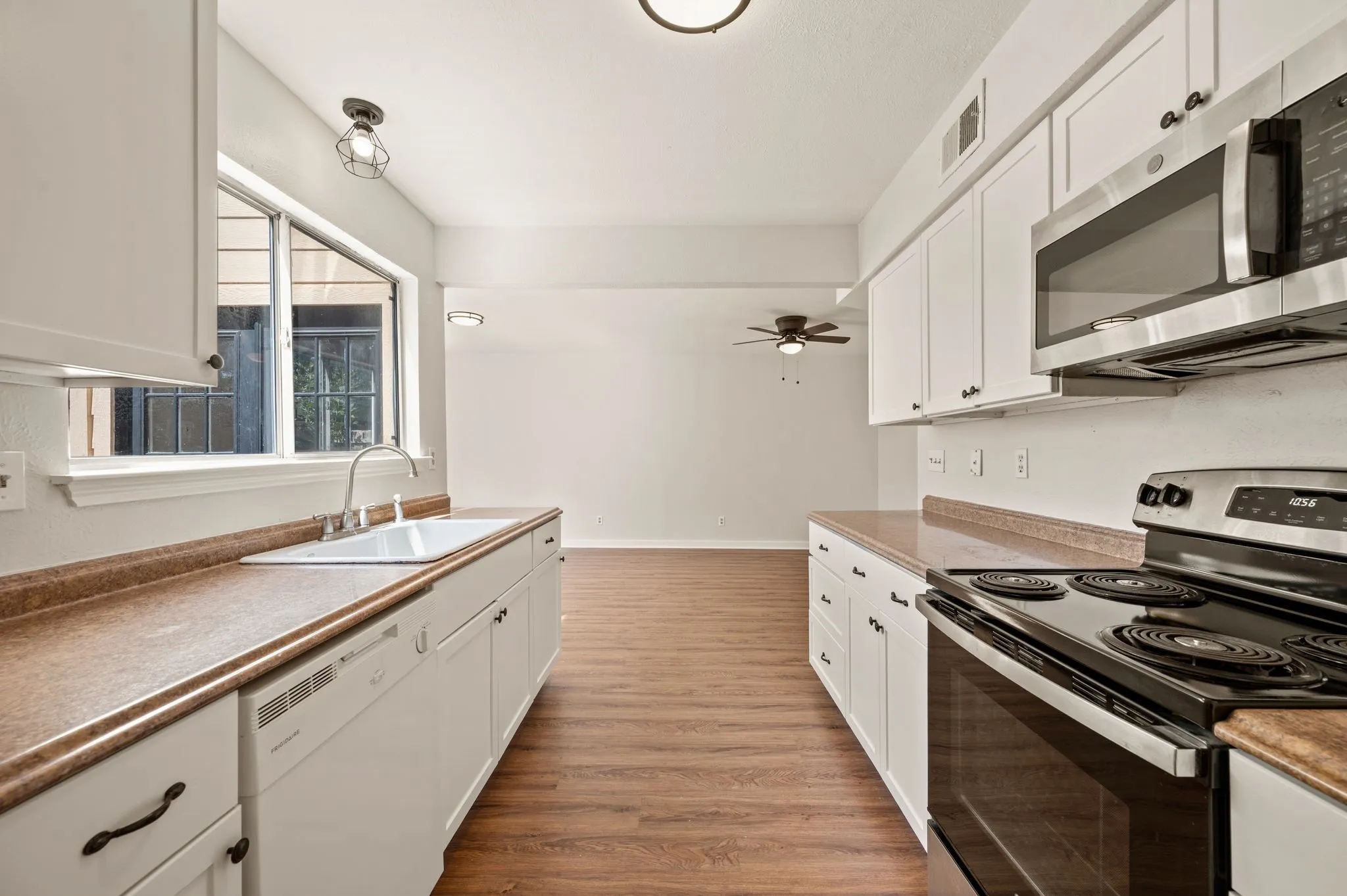 Single Family Residence For Sale in Tarrant County , 4640 Waterway Drive N, Fort Worth, Texas 76137, 4 Bedroom, 2 Bathroom, 1 Garage spaces, 1,807 Sqft, built in 1985, mls#21358424, Real Estate Agent in Fort Worth, Homes For Sale in Tarrant county, Homes For Sale in Fort Worth, Realtor in Fort Worth Texas, Real Estate Brokerage Independent Realty Texas, Luminita Cordes Realtor