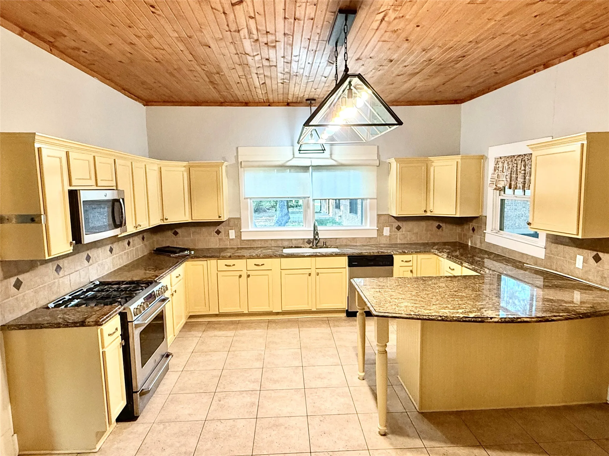 Single Family Residence For Sale in Grayson County , 374 S Preston Street, Van Alstyne, Texas 75495, 2 Bedroom, 2 Bathroom, Garage spaces, 1,959 Sqft, built in 1900, mls#21351482, Real Estate Agent in Van Alstyne, Homes For Sale in Grayson county, Homes For Sale in Van Alstyne, Realtor in Van Alstyne Texas, Real Estate Brokerage Independent Realty Texas, Luminita Cordes Realtor