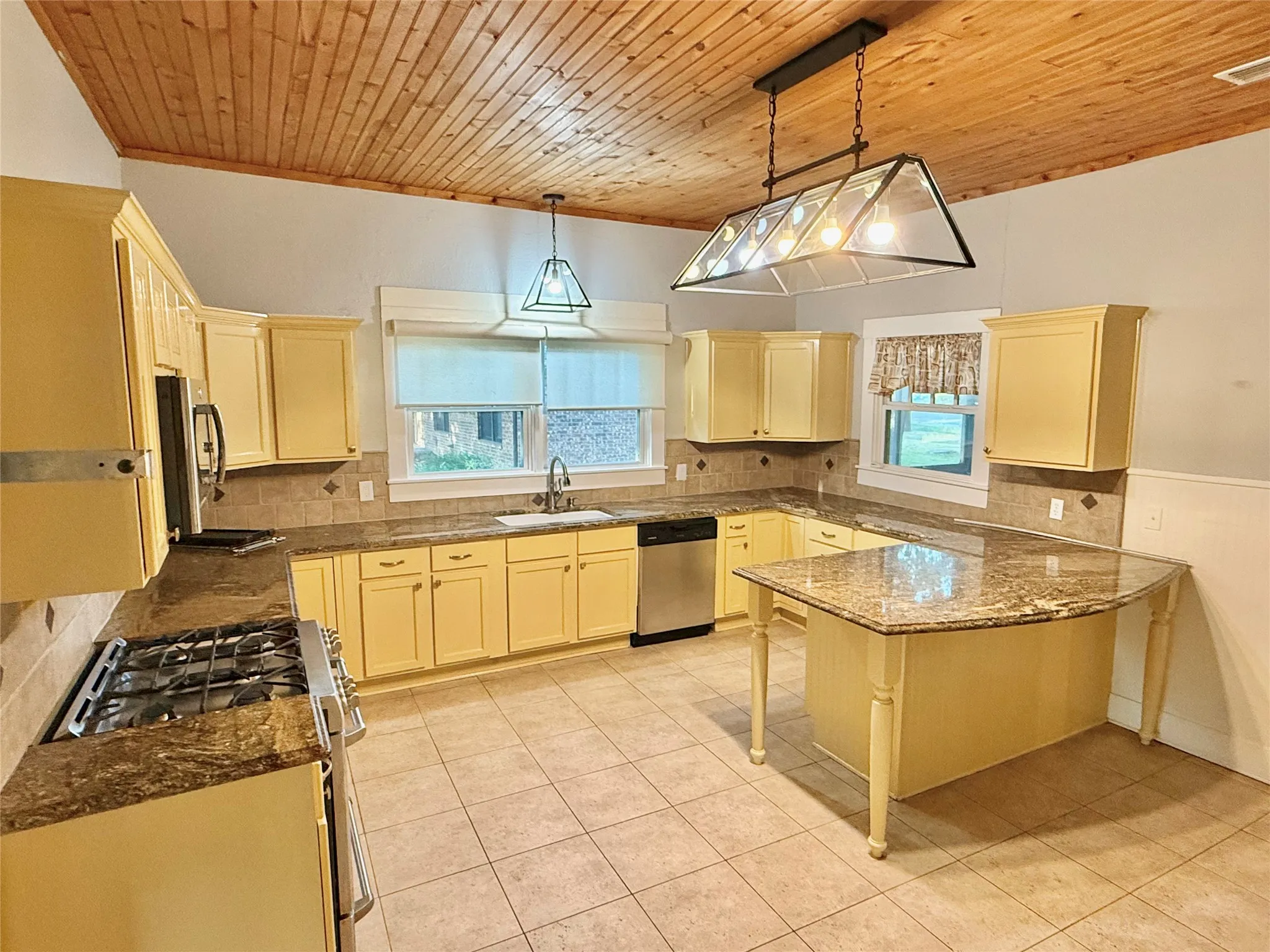 Single Family Residence For Sale in Grayson County , 374 S Preston Street, Van Alstyne, Texas 75495, 2 Bedroom, 2 Bathroom, Garage spaces, 1,959 Sqft, built in 1900, mls#21351482, Real Estate Agent in Van Alstyne, Homes For Sale in Grayson county, Homes For Sale in Van Alstyne, Realtor in Van Alstyne Texas, Real Estate Brokerage Independent Realty Texas, Luminita Cordes Realtor
