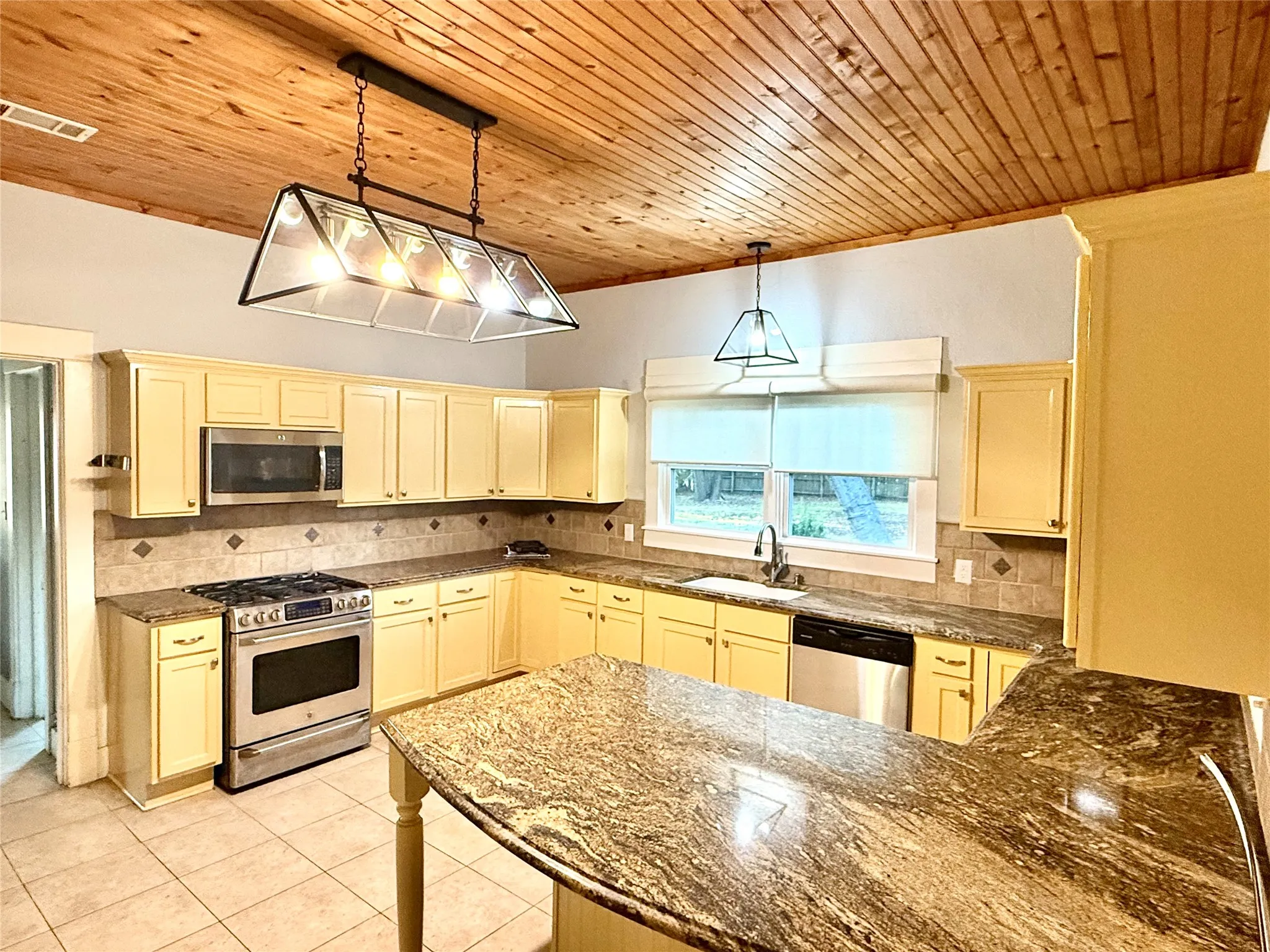 Single Family Residence For Sale in Grayson County , 374 S Preston Street, Van Alstyne, Texas 75495, 2 Bedroom, 2 Bathroom, Garage spaces, 1,959 Sqft, built in 1900, mls#21351482, Real Estate Agent in Van Alstyne, Homes For Sale in Grayson county, Homes For Sale in Van Alstyne, Realtor in Van Alstyne Texas, Real Estate Brokerage Independent Realty Texas, Luminita Cordes Realtor