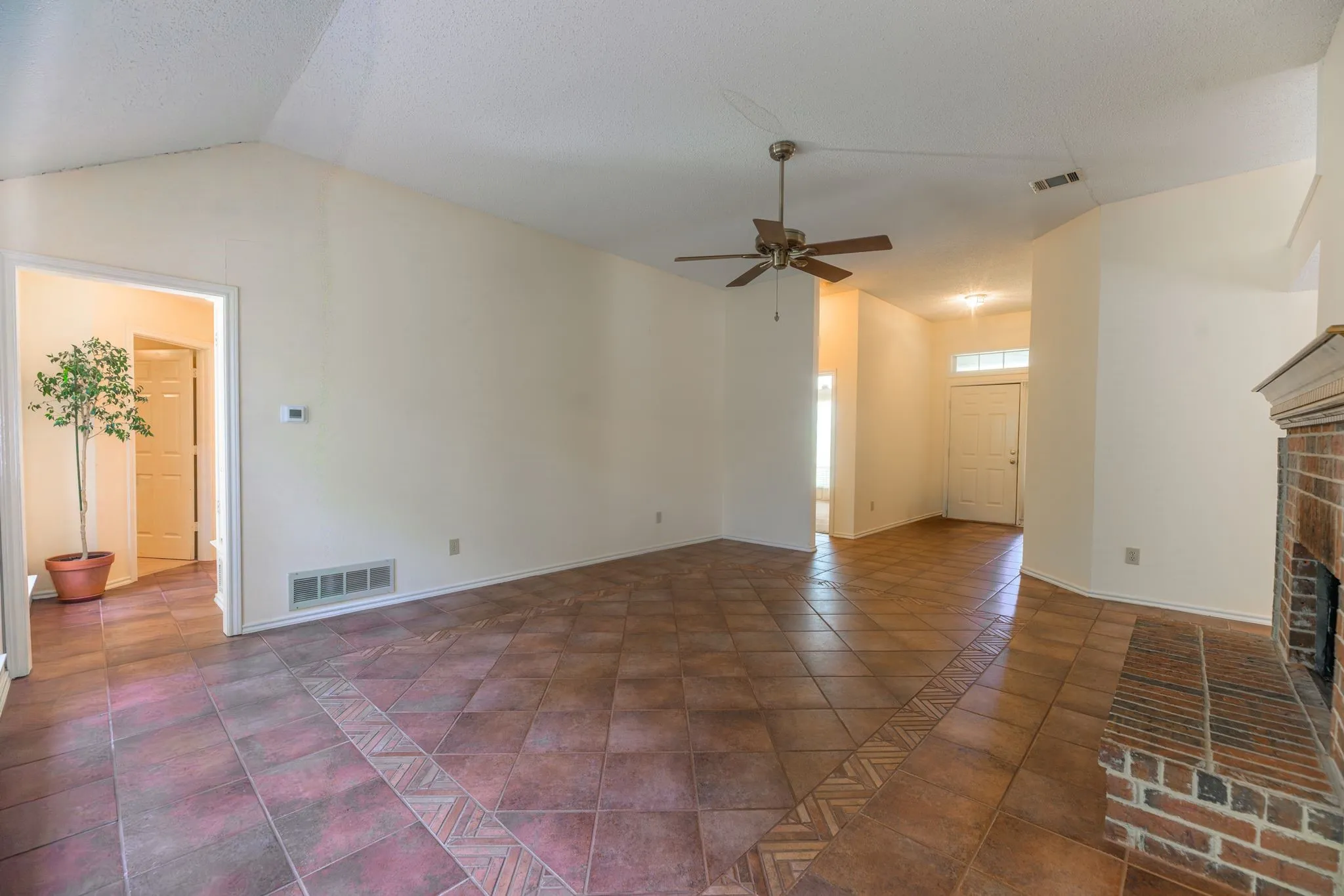 Single Family Residence For Sale in Rockwall County , 157 Summerhill Drive, Rockwall, Texas 75032, 3 Bedroom, 2 Bathroom, 2 Garage spaces, 1,731 Sqft, built in 1990, mls#21358417, Real Estate Agent in Rockwall, Homes For Sale in Rockwall county, Homes For Sale in Rockwall, Realtor in Rockwall Texas, Real Estate Brokerage Independent Realty Texas, Luminita Cordes Realtor