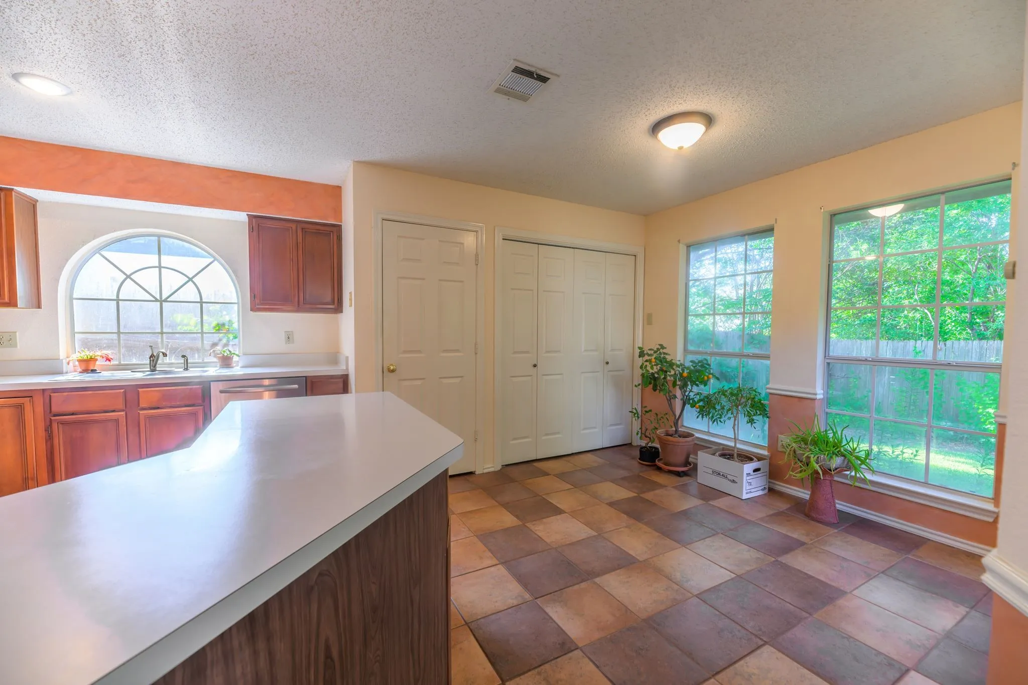 Single Family Residence For Sale in Rockwall County , 157 Summerhill Drive, Rockwall, Texas 75032, 3 Bedroom, 2 Bathroom, 2 Garage spaces, 1,731 Sqft, built in 1990, mls#21358417, Real Estate Agent in Rockwall, Homes For Sale in Rockwall county, Homes For Sale in Rockwall, Realtor in Rockwall Texas, Real Estate Brokerage Independent Realty Texas, Luminita Cordes Realtor
