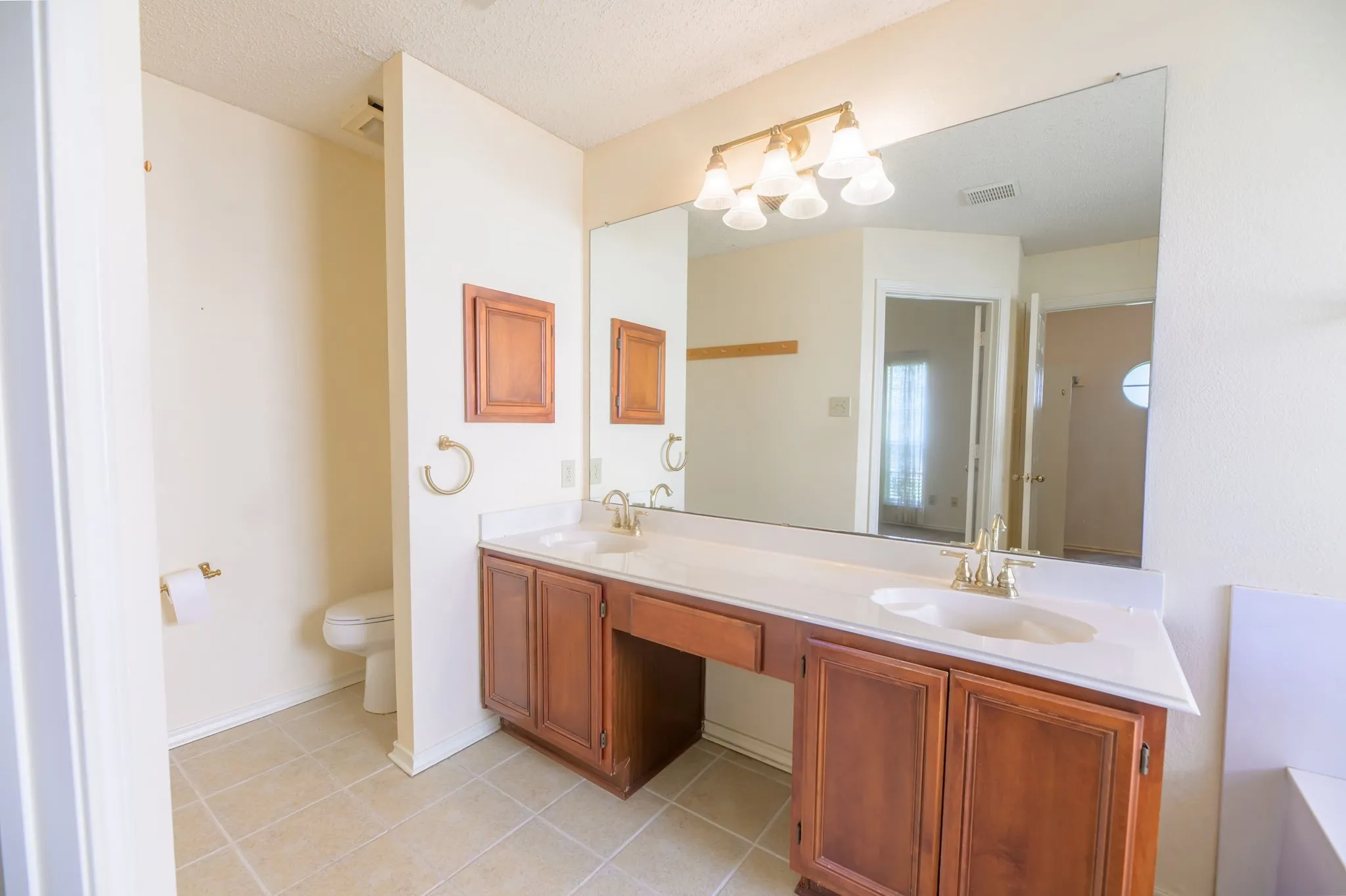 Single Family Residence For Sale in Rockwall County , 157 Summerhill Drive, Rockwall, Texas 75032, 3 Bedroom, 2 Bathroom, 2 Garage spaces, 1,731 Sqft, built in 1990, mls#21358417, Real Estate Agent in Rockwall, Homes For Sale in Rockwall county, Homes For Sale in Rockwall, Realtor in Rockwall Texas, Real Estate Brokerage Independent Realty Texas, Luminita Cordes Realtor