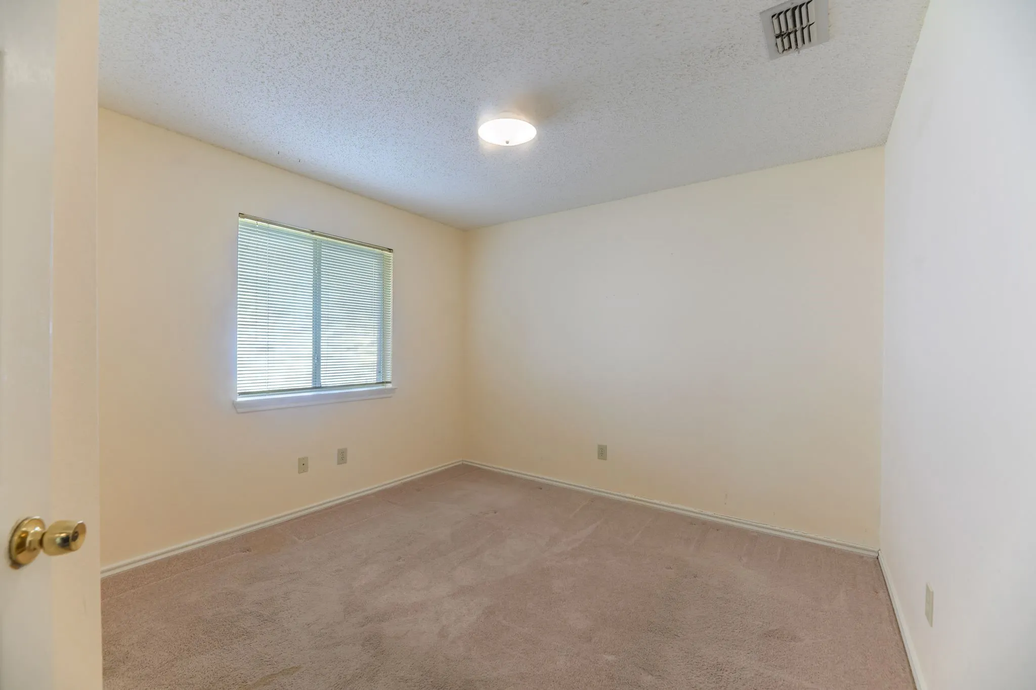 Single Family Residence For Sale in Rockwall County , 157 Summerhill Drive, Rockwall, Texas 75032, 3 Bedroom, 2 Bathroom, 2 Garage spaces, 1,731 Sqft, built in 1990, mls#21358417, Real Estate Agent in Rockwall, Homes For Sale in Rockwall county, Homes For Sale in Rockwall, Realtor in Rockwall Texas, Real Estate Brokerage Independent Realty Texas, Luminita Cordes Realtor