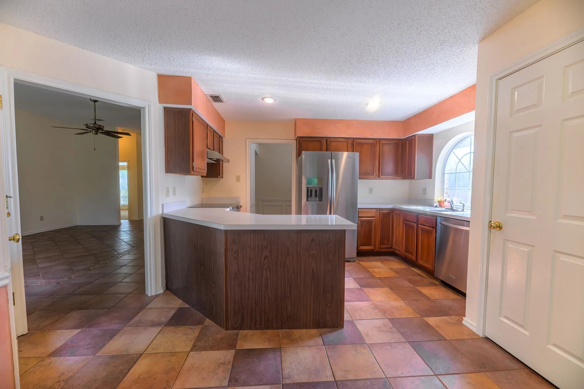 Single Family Residence For Sale in Rockwall County , 157 Summerhill Drive, Rockwall, Texas 75032, 3 Bedroom, 2 Bathroom, 2 Garage spaces, 1,731 Sqft, built in 1990, mls#21358417, Real Estate Agent in Rockwall, Homes For Sale in Rockwall county, Homes For Sale in Rockwall, Realtor in Rockwall Texas, Real Estate Brokerage Independent Realty Texas, Luminita Cordes Realtor