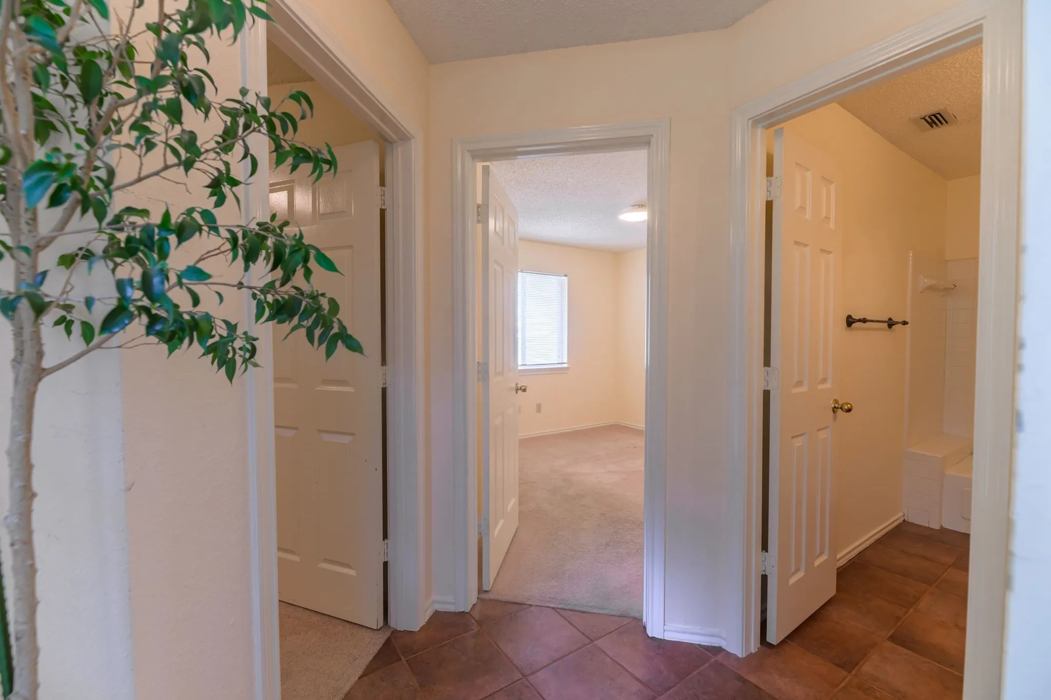 Single Family Residence For Sale in Rockwall County , 157 Summerhill Drive, Rockwall, Texas 75032, 3 Bedroom, 2 Bathroom, 2 Garage spaces, 1,731 Sqft, built in 1990, mls#21358417, Real Estate Agent in Rockwall, Homes For Sale in Rockwall county, Homes For Sale in Rockwall, Realtor in Rockwall Texas, Real Estate Brokerage Independent Realty Texas, Luminita Cordes Realtor
