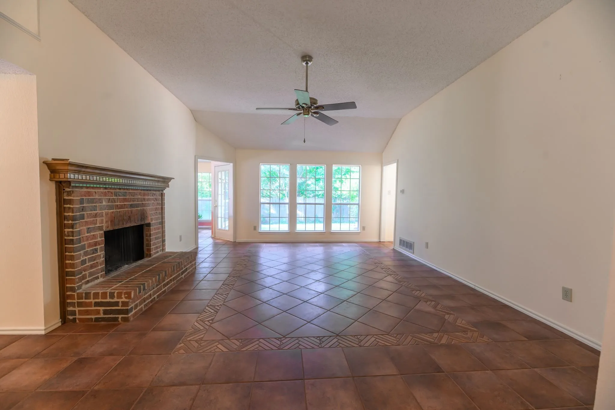 Single Family Residence For Sale in Rockwall County , 157 Summerhill Drive, Rockwall, Texas 75032, 3 Bedroom, 2 Bathroom, 2 Garage spaces, 1,731 Sqft, built in 1990, mls#21358417, Real Estate Agent in Rockwall, Homes For Sale in Rockwall county, Homes For Sale in Rockwall, Realtor in Rockwall Texas, Real Estate Brokerage Independent Realty Texas, Luminita Cordes Realtor