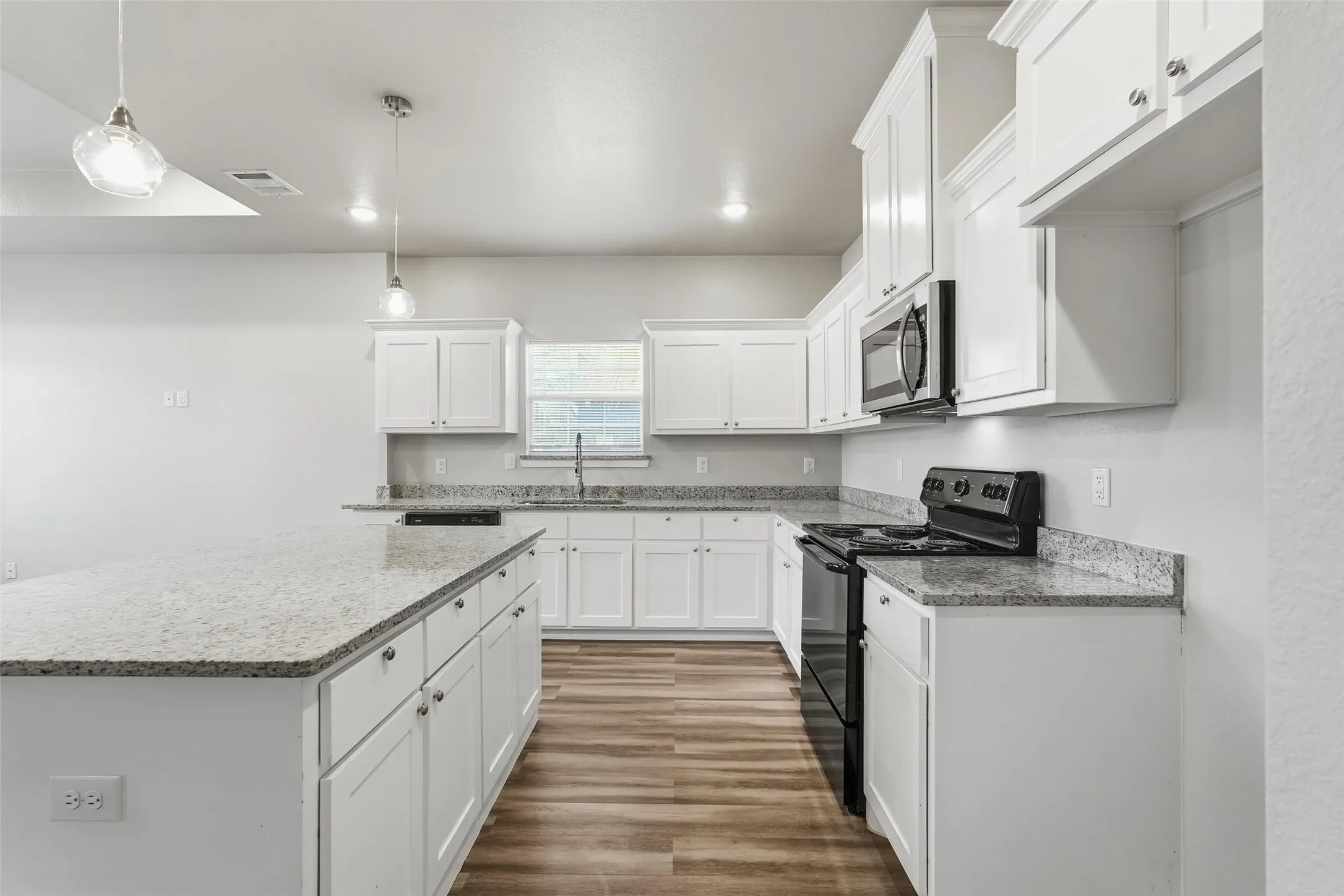 Single Family Residence For Rent in Hunt County , 4215 Oneal Street, Greenville, Texas 75401, 3 Bedroom, 2 Bathroom, 1 Garage spaces, 1,454 Sqft, built in 2021, mls#21358450, Real Estate Agent in Greenville, Homes For Rent in Hunt county, Homes For Rent in Greenville, Realtor in Greenville Texas, Real Estate Brokerage Independent Realty Texas, Luminita Cordes Realtor