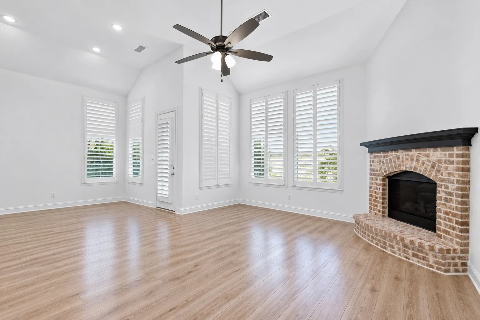 Single Family Residence For Sale in Tarrant County , 7541 Pondview Lane, Fort Worth, Texas 76123, 4 Bedroom, 3 Bathroom, Garage spaces, 2,927 Sqft, built in 2018, mls#21358434, Real Estate Agent in Fort Worth, Homes For Sale in Tarrant county, Homes For Sale in Fort Worth, Realtor in Fort Worth Texas, Real Estate Brokerage Independent Realty Texas, Luminita Cordes Realtor