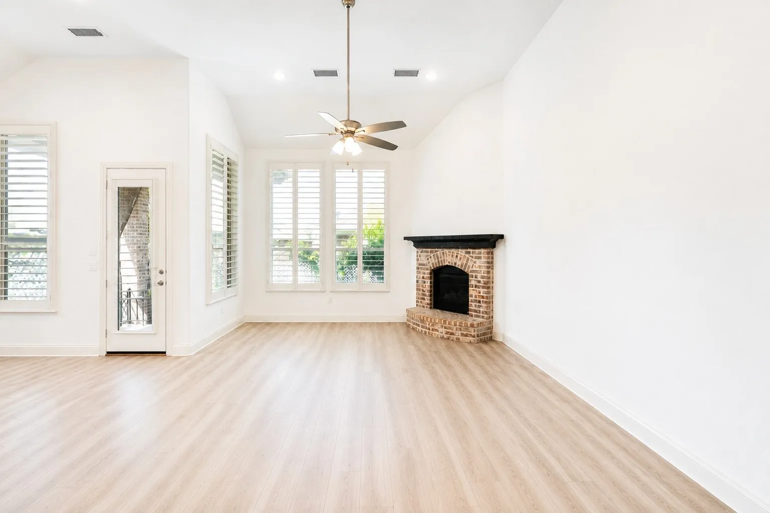 Single Family Residence For Sale in Tarrant County , 7541 Pondview Lane, Fort Worth, Texas 76123, 4 Bedroom, 3 Bathroom, Garage spaces, 2,927 Sqft, built in 2018, mls#21358434, Real Estate Agent in Fort Worth, Homes For Sale in Tarrant county, Homes For Sale in Fort Worth, Realtor in Fort Worth Texas, Real Estate Brokerage Independent Realty Texas, Luminita Cordes Realtor