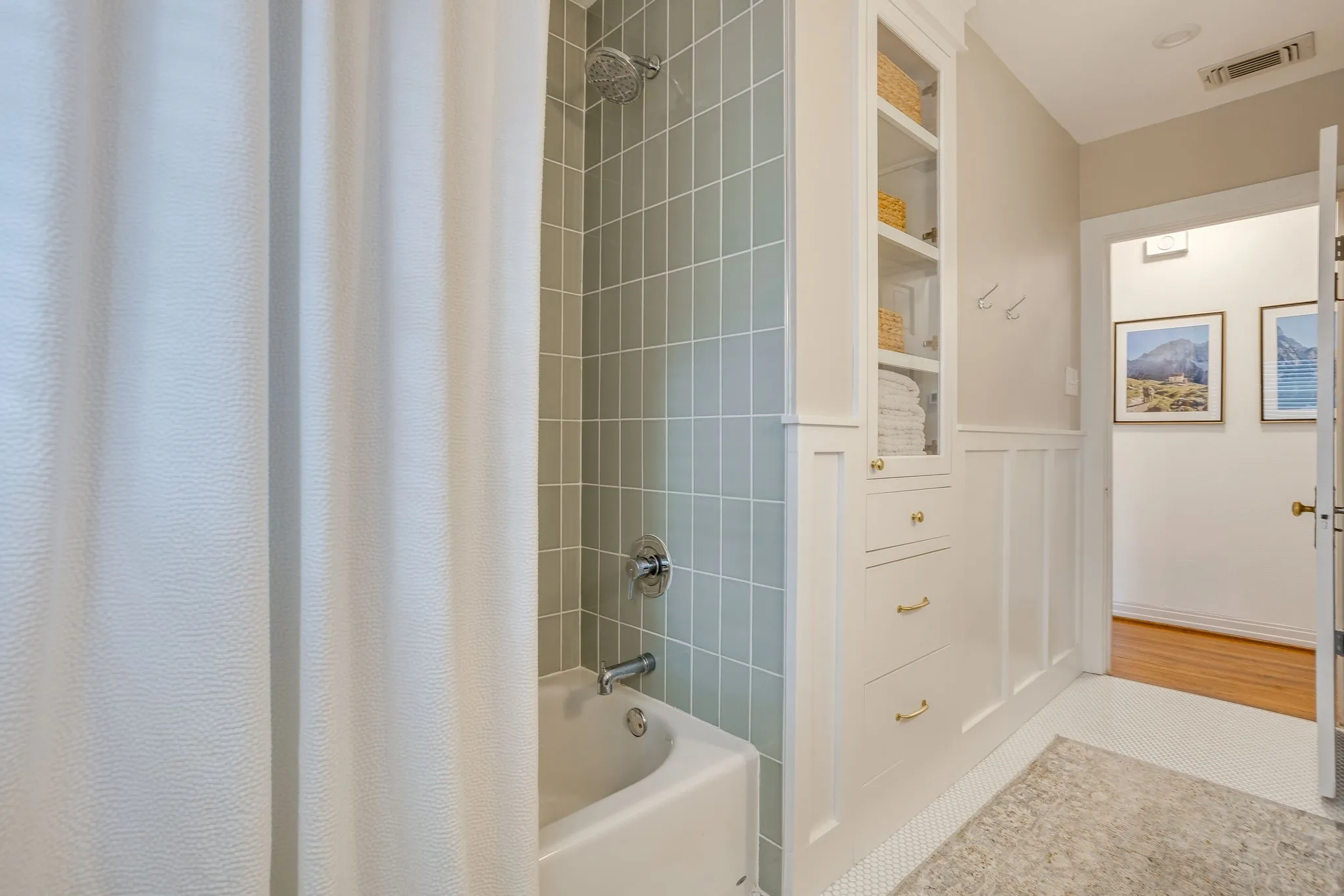 Single Family Residence For Sale in Tarrant County , 4200 Birchman Avenue, Fort Worth, Texas 76107, 3 Bedroom, 2 Bathroom, 2 Garage spaces, 1,572 Sqft, built in 1940, mls#21356788, Real Estate Agent in Fort Worth, Homes For Sale in Tarrant county, Homes For Sale in Fort Worth, Realtor in Fort Worth Texas, Real Estate Brokerage Independent Realty Texas, Luminita Cordes Realtor