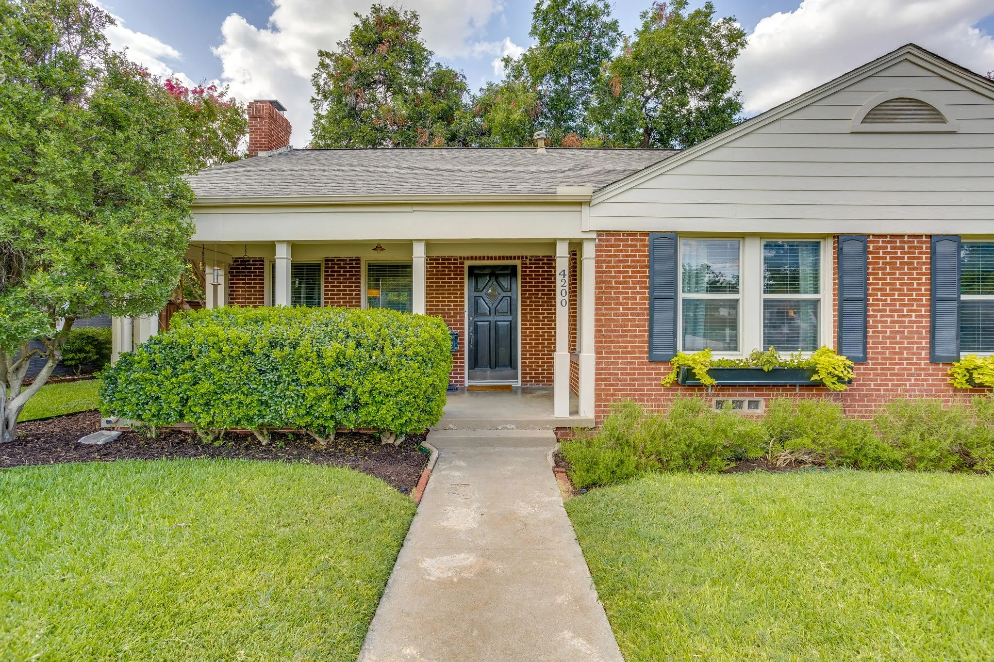 Single Family Residence For Sale in Tarrant County , 4200 Birchman Avenue, Fort Worth, Texas 76107, 3 Bedroom, 2 Bathroom, 2 Garage spaces, 1,572 Sqft, built in 1940, mls#21356788, Real Estate Agent in Fort Worth, Homes For Sale in Tarrant county, Homes For Sale in Fort Worth, Realtor in Fort Worth Texas, Real Estate Brokerage Independent Realty Texas, Luminita Cordes Realtor