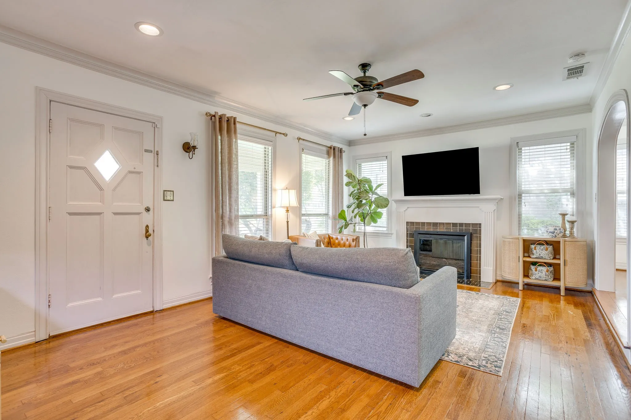 Single Family Residence For Sale in Tarrant County , 4200 Birchman Avenue, Fort Worth, Texas 76107, 3 Bedroom, 2 Bathroom, 2 Garage spaces, 1,572 Sqft, built in 1940, mls#21356788, Real Estate Agent in Fort Worth, Homes For Sale in Tarrant county, Homes For Sale in Fort Worth, Realtor in Fort Worth Texas, Real Estate Brokerage Independent Realty Texas, Luminita Cordes Realtor