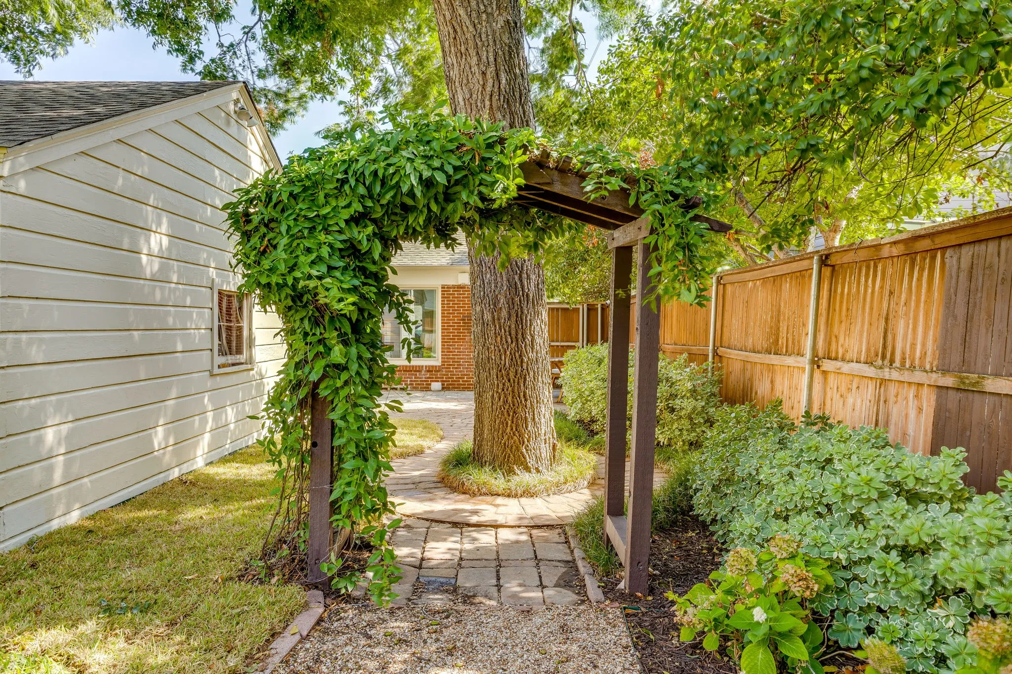 Single Family Residence For Sale in Tarrant County , 4200 Birchman Avenue, Fort Worth, Texas 76107, 3 Bedroom, 2 Bathroom, 2 Garage spaces, 1,572 Sqft, built in 1940, mls#21356788, Real Estate Agent in Fort Worth, Homes For Sale in Tarrant county, Homes For Sale in Fort Worth, Realtor in Fort Worth Texas, Real Estate Brokerage Independent Realty Texas, Luminita Cordes Realtor