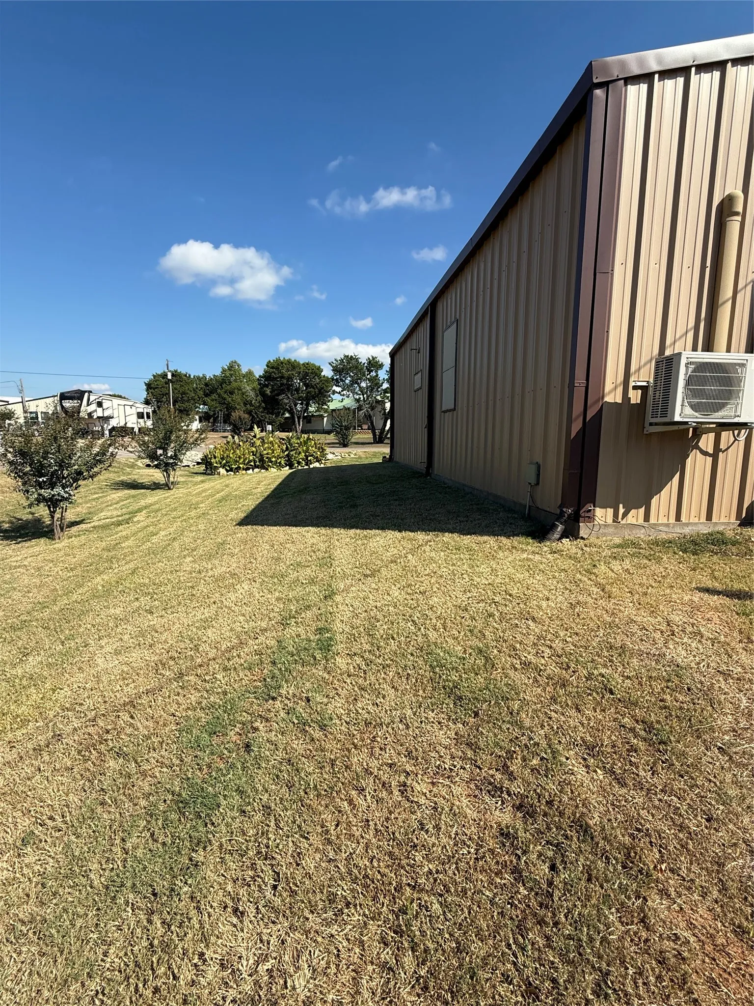 Single Family Residence For Sale in Hill County , 139 Yellowstone Drive, Whitney, Texas 76692, 1 Bedroom, 1 Bathroom, Garage spaces, 640 Sqft, built in 2022, Price $215,000, mls#21355057, Real Estate Agent in Whitney, Homes For Sale in Hill county, Homes For Sale in Whitney, Realtor in Whitney Texas, Real Estate Brokerage Independent Realty Texas, Luminita Cordes Realtor