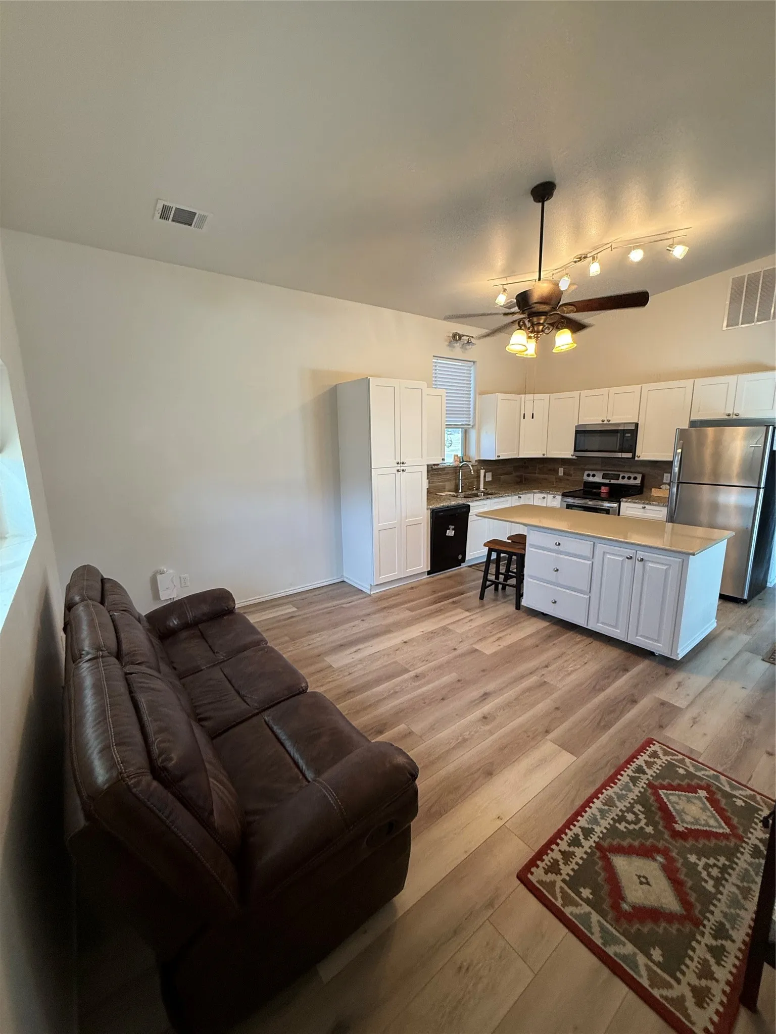 Single Family Residence For Sale in Hill County , 139 Yellowstone Drive, Whitney, Texas 76692, 1 Bedroom, 1 Bathroom, Garage spaces, 640 Sqft, built in 2022, Price $215,000, mls#21355057, Real Estate Agent in Whitney, Homes For Sale in Hill county, Homes For Sale in Whitney, Realtor in Whitney Texas, Real Estate Brokerage Independent Realty Texas, Luminita Cordes Realtor