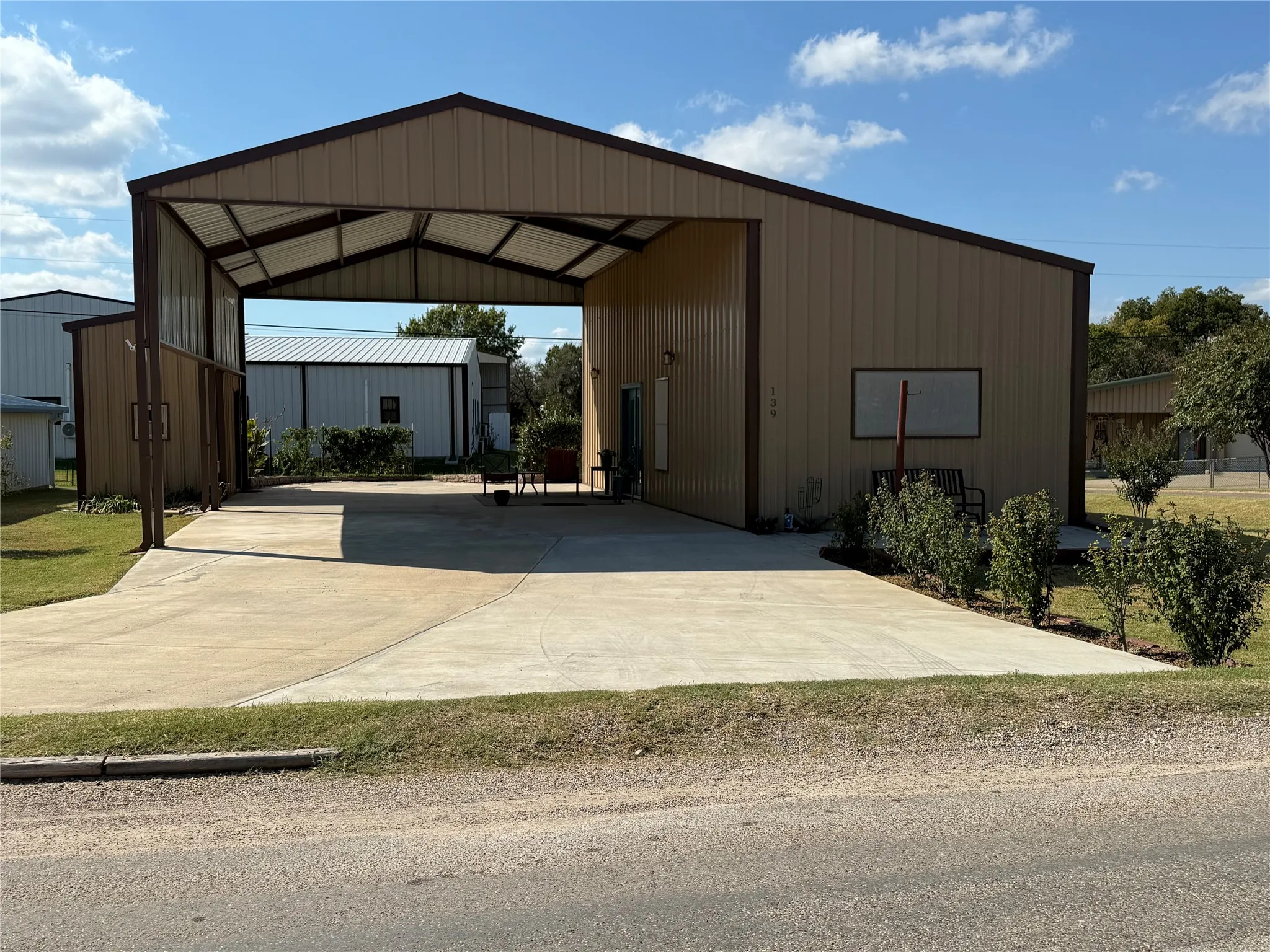 Single Family Residence For Sale in Hill County , 139 Yellowstone Drive, Whitney, Texas 76692, 1 Bedroom, 1 Bathroom, Garage spaces, 640 Sqft, built in 2022, Price $215,000, mls#21355057, Real Estate Agent in Whitney, Homes For Sale in Hill county, Homes For Sale in Whitney, Realtor in Whitney Texas, Real Estate Brokerage Independent Realty Texas, Luminita Cordes Realtor