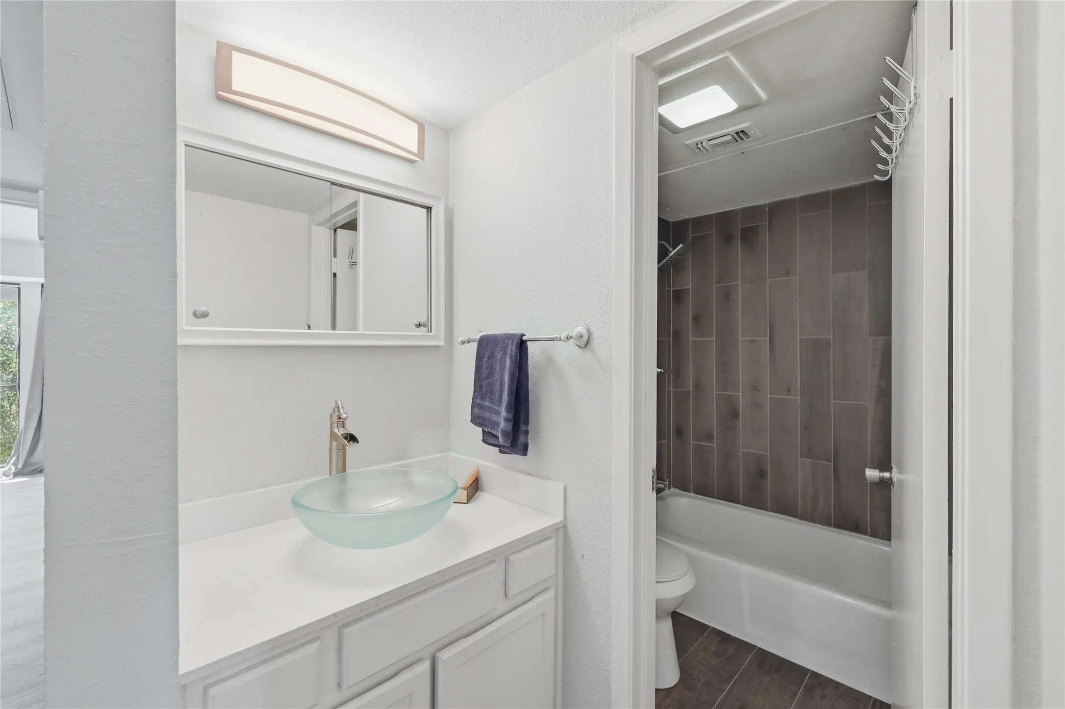 Condominium For Sale in Dallas County , 4551 N O CONNOR Road 1267, Irving, Texas 75062, 3 Bedroom, 3 Bathroom, 2 Garage spaces, 1,402 Sqft, built in 1975, mls#21356519, Real Estate Agent in Irving, Homes For Sale in Dallas county, Homes For Sale in Irving, Realtor in Irving Texas, Real Estate Brokerage Independent Realty Texas, Luminita Cordes Realtor