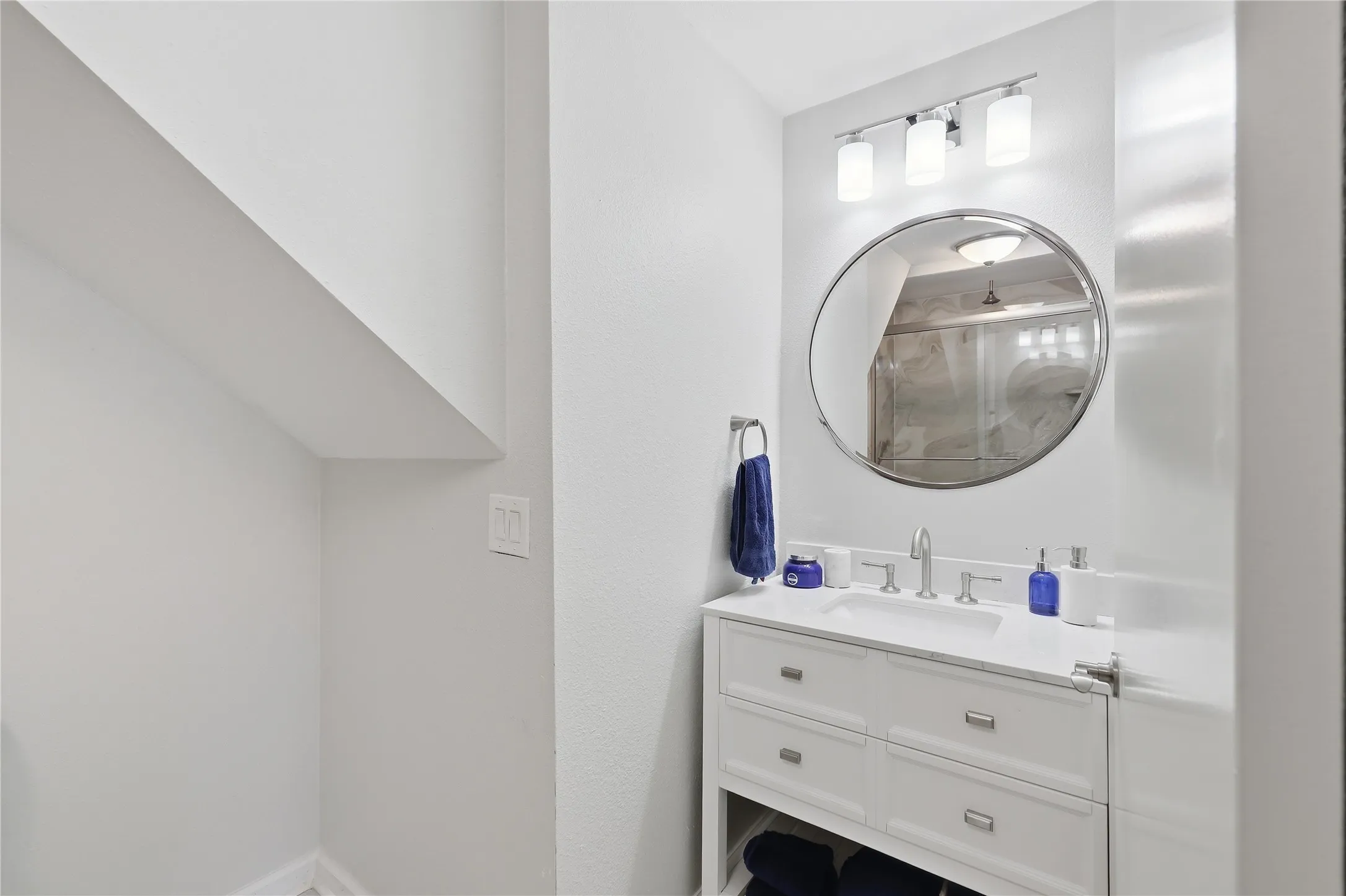 1st floor bathroom.