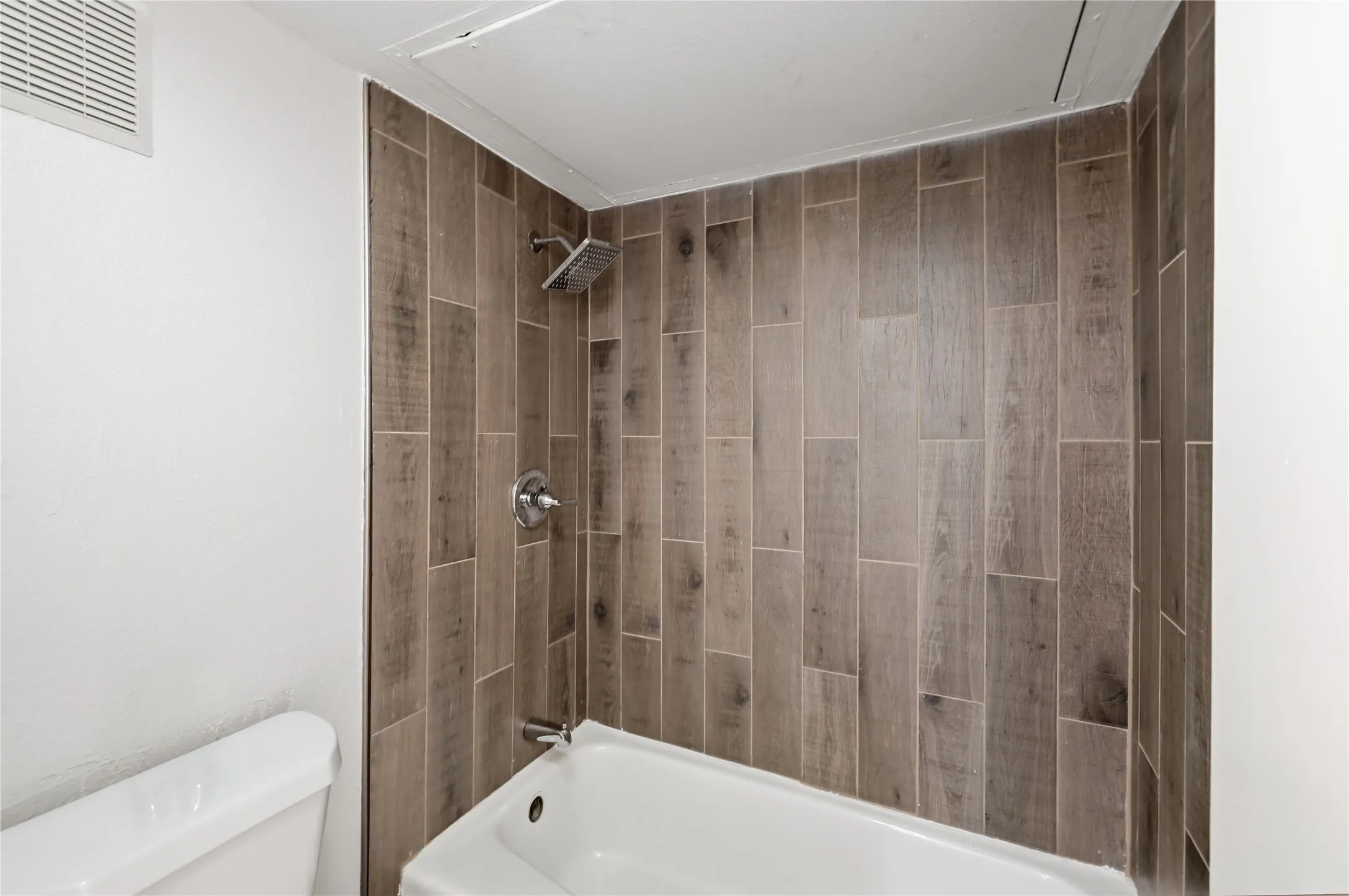 Condominium For Sale in Dallas County , 4551 N O CONNOR Road 1267, Irving, Texas 75062, 3 Bedroom, 3 Bathroom, 2 Garage spaces, 1,402 Sqft, built in 1975, mls#21356519, Real Estate Agent in Irving, Homes For Sale in Dallas county, Homes For Sale in Irving, Realtor in Irving Texas, Real Estate Brokerage Independent Realty Texas, Luminita Cordes Realtor