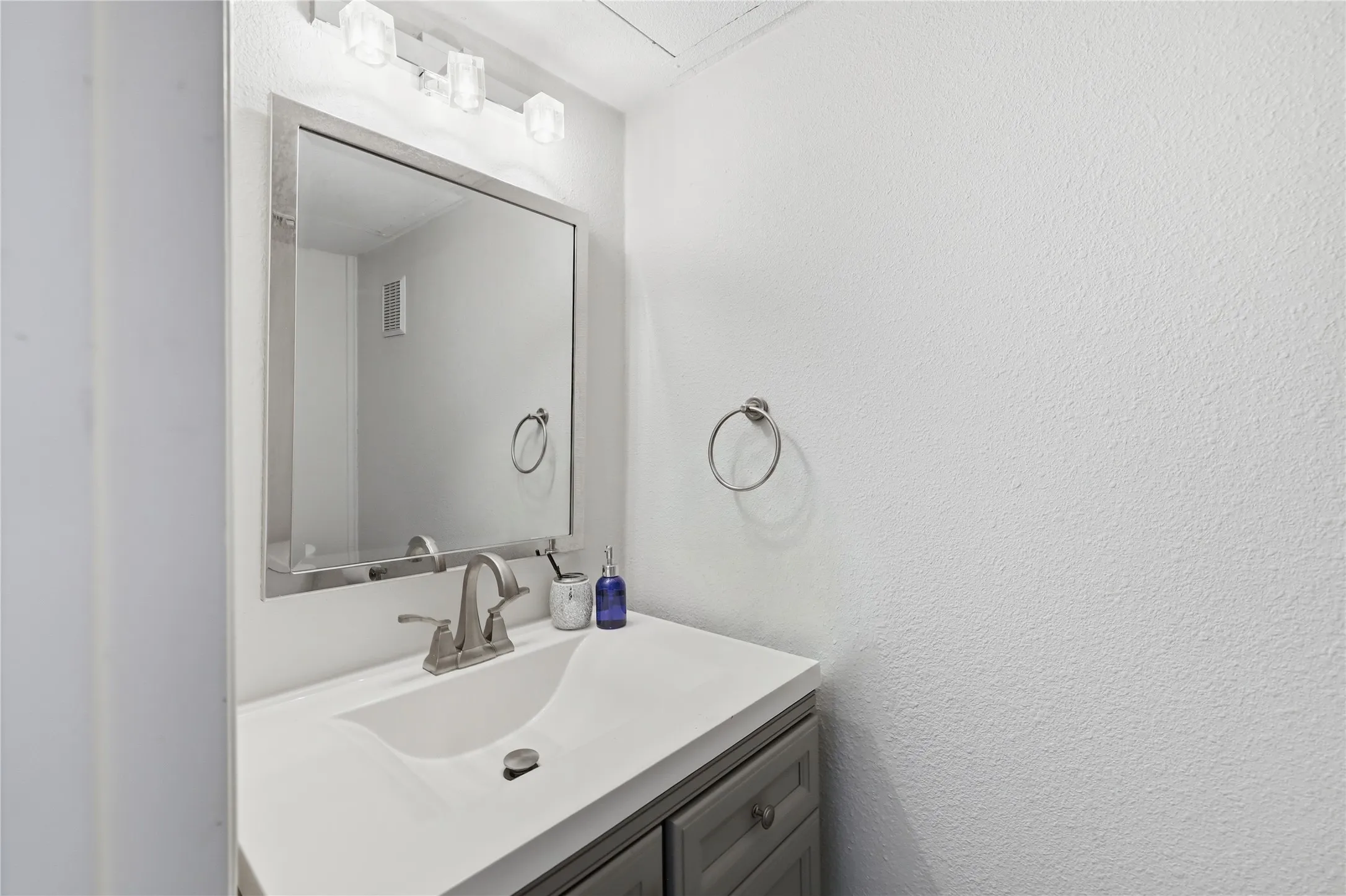 Condominium For Sale in Dallas County , 4551 N O CONNOR Road 1267, Irving, Texas 75062, 3 Bedroom, 3 Bathroom, 2 Garage spaces, 1,402 Sqft, built in 1975, mls#21356519, Real Estate Agent in Irving, Homes For Sale in Dallas county, Homes For Sale in Irving, Realtor in Irving Texas, Real Estate Brokerage Independent Realty Texas, Luminita Cordes Realtor
