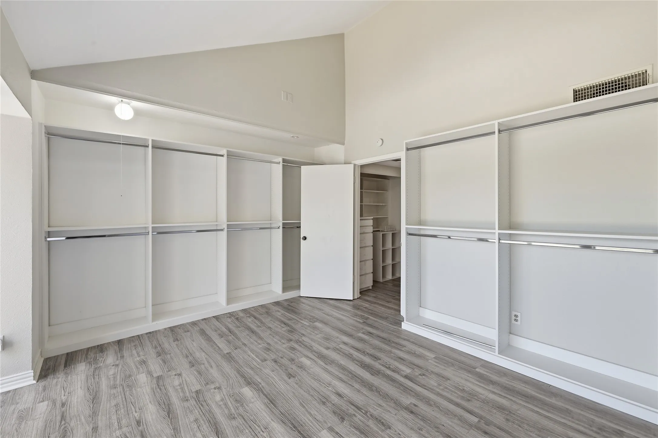 Condominium For Sale in Dallas County , 4551 N O CONNOR Road 1267, Irving, Texas 75062, 3 Bedroom, 3 Bathroom, 2 Garage spaces, 1,402 Sqft, built in 1975, mls#21356519, Real Estate Agent in Irving, Homes For Sale in Dallas county, Homes For Sale in Irving, Realtor in Irving Texas, Real Estate Brokerage Independent Realty Texas, Luminita Cordes Realtor