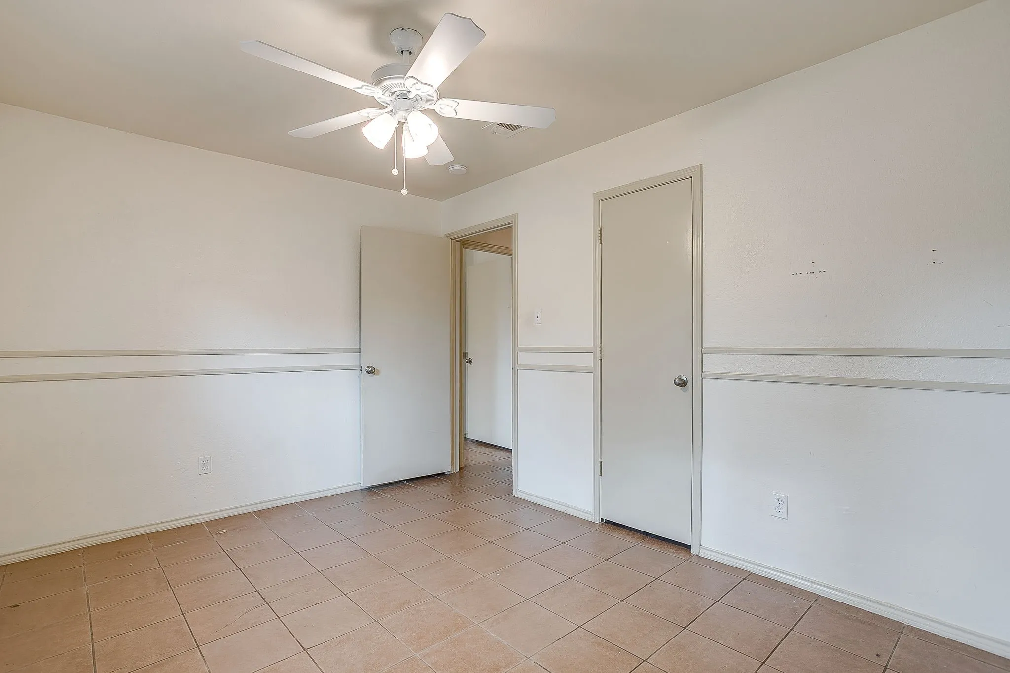Single Family Residence For Sale in Tarrant County , 2610 N Casa Blanca Court, Arlington, Texas 76015, 3 Bedroom, 2 Bathroom, 2 Garage spaces, 1,318 Sqft, built in 1982, mls#21357317, Real Estate Agent in Arlington, Homes For Sale in Tarrant county, Homes For Sale in Arlington, Realtor in Arlington Texas, Real Estate Brokerage Independent Realty Texas, Luminita Cordes Realtor