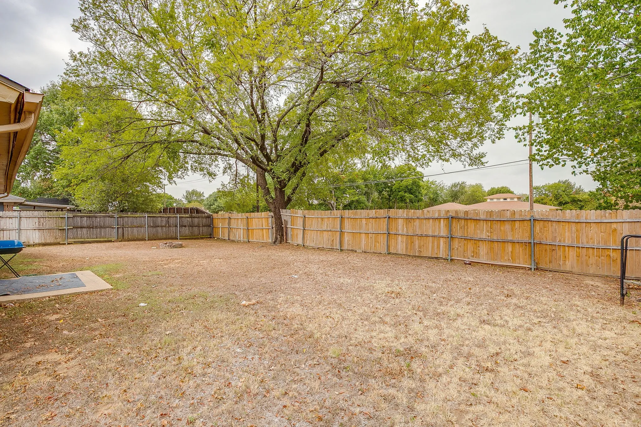 Single Family Residence For Sale in Tarrant County , 2610 N Casa Blanca Court, Arlington, Texas 76015, 3 Bedroom, 2 Bathroom, 2 Garage spaces, 1,318 Sqft, built in 1982, mls#21357317, Real Estate Agent in Arlington, Homes For Sale in Tarrant county, Homes For Sale in Arlington, Realtor in Arlington Texas, Real Estate Brokerage Independent Realty Texas, Luminita Cordes Realtor