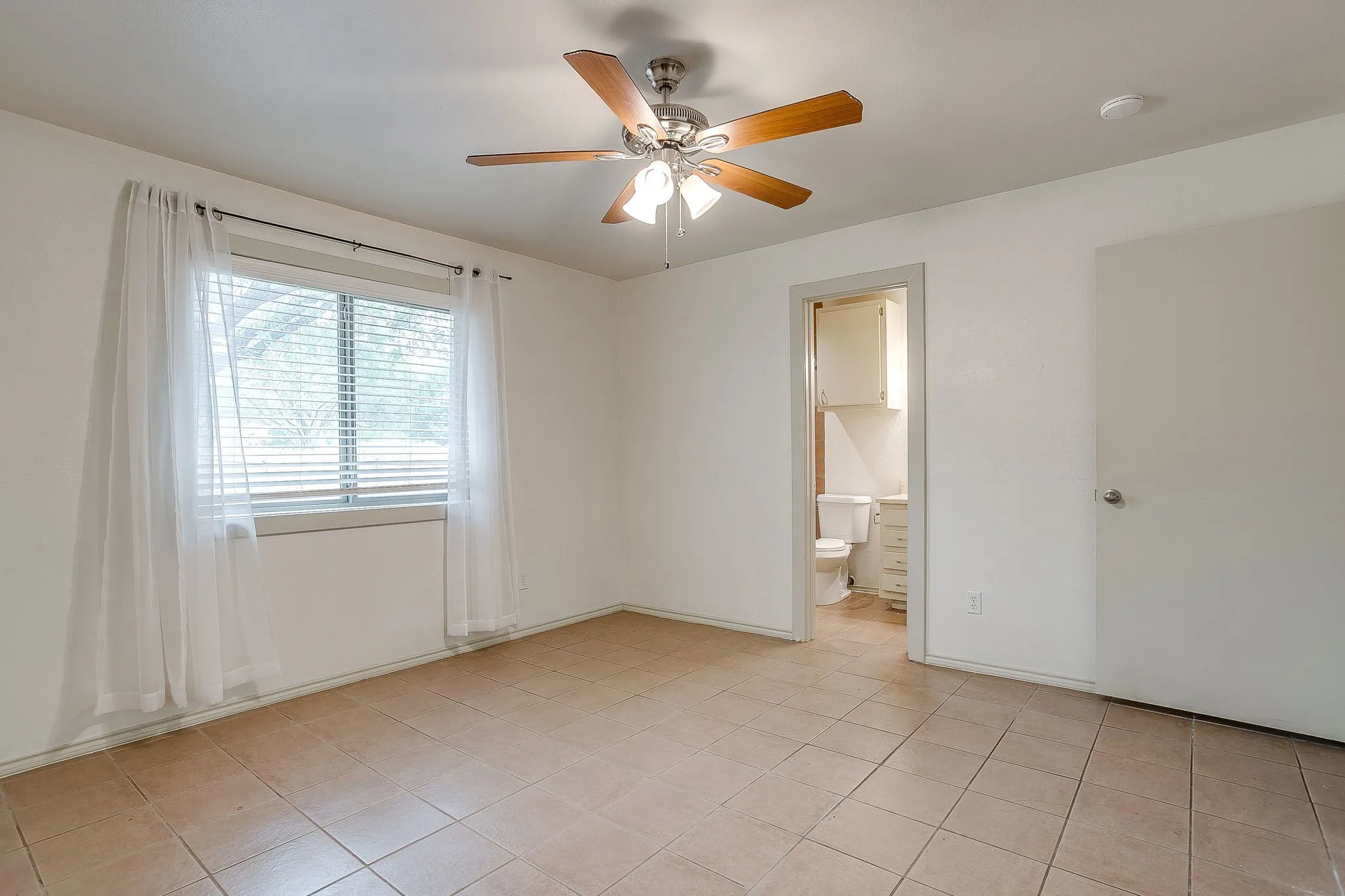 Single Family Residence For Sale in Tarrant County , 2610 N Casa Blanca Court, Arlington, Texas 76015, 3 Bedroom, 2 Bathroom, 2 Garage spaces, 1,318 Sqft, built in 1982, mls#21357317, Real Estate Agent in Arlington, Homes For Sale in Tarrant county, Homes For Sale in Arlington, Realtor in Arlington Texas, Real Estate Brokerage Independent Realty Texas, Luminita Cordes Realtor