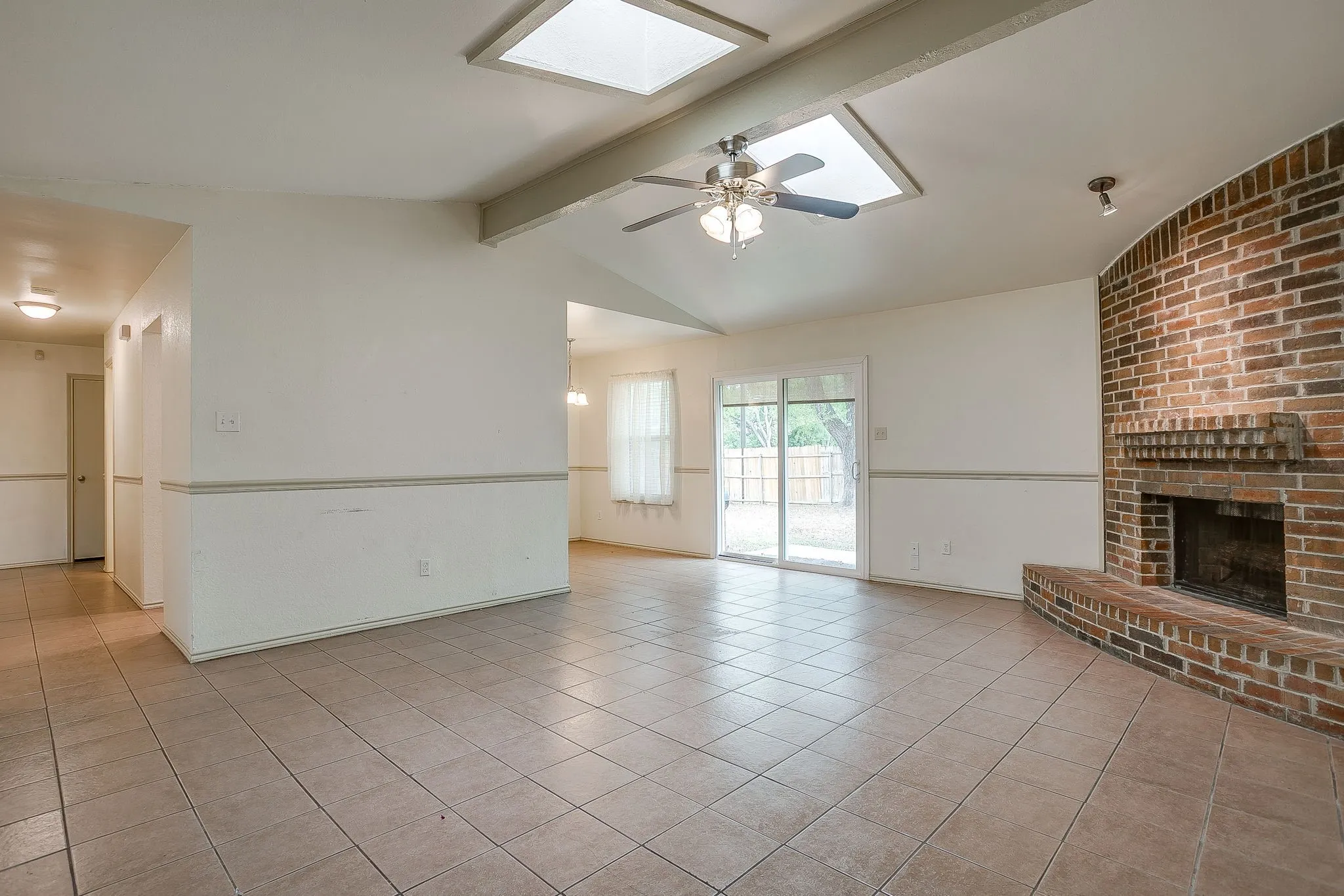 Single Family Residence For Sale in Tarrant County , 2610 N Casa Blanca Court, Arlington, Texas 76015, 3 Bedroom, 2 Bathroom, 2 Garage spaces, 1,318 Sqft, built in 1982, mls#21357317, Real Estate Agent in Arlington, Homes For Sale in Tarrant county, Homes For Sale in Arlington, Realtor in Arlington Texas, Real Estate Brokerage Independent Realty Texas, Luminita Cordes Realtor