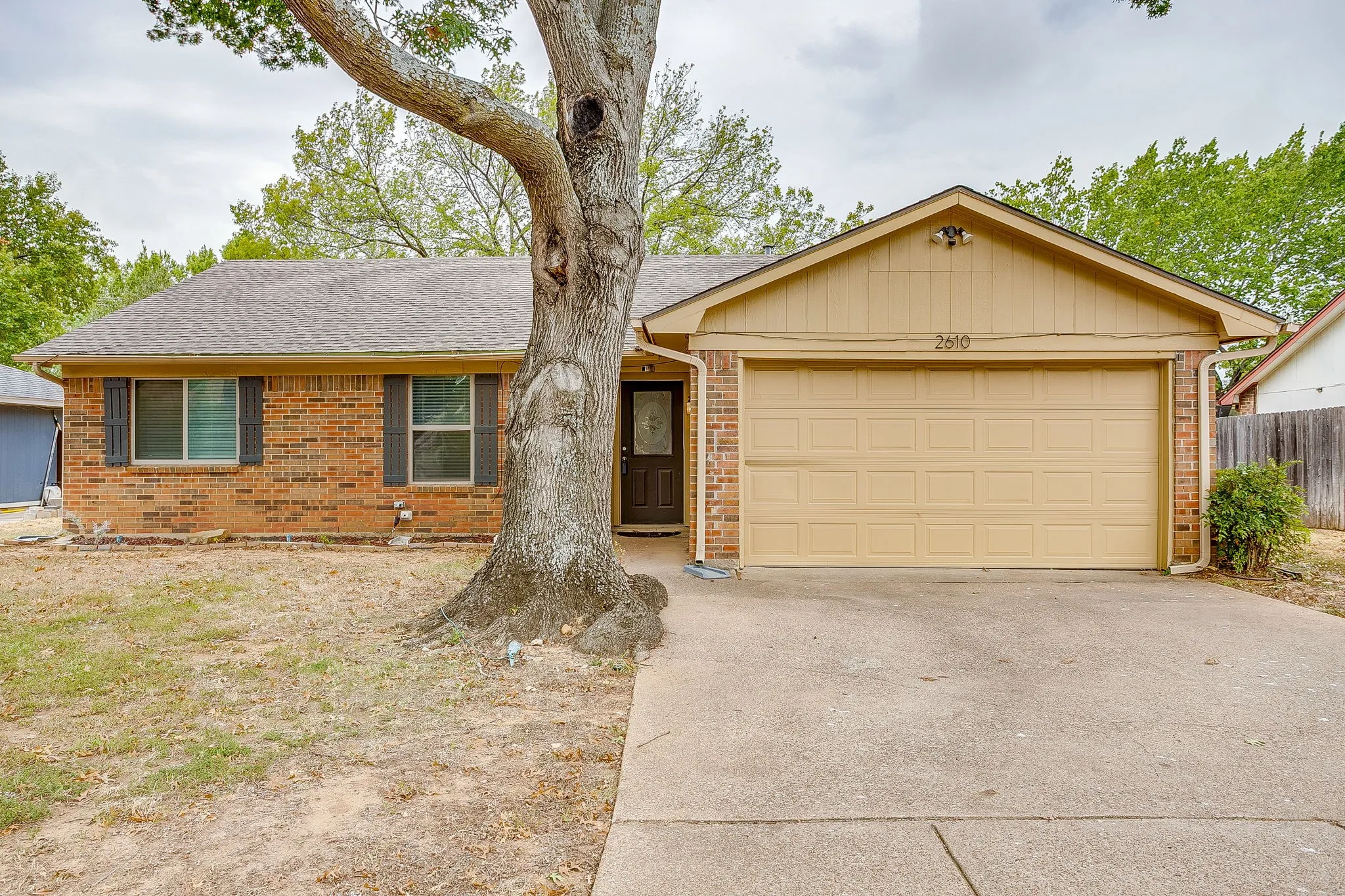 Single Family Residence For Sale in Tarrant County , 2610 N Casa Blanca Court, Arlington, Texas 76015, 3 Bedroom, 2 Bathroom, 2 Garage spaces, 1,318 Sqft, built in 1982, mls#21357317, Real Estate Agent in Arlington, Homes For Sale in Tarrant county, Homes For Sale in Arlington, Realtor in Arlington Texas, Real Estate Brokerage Independent Realty Texas, Luminita Cordes Realtor