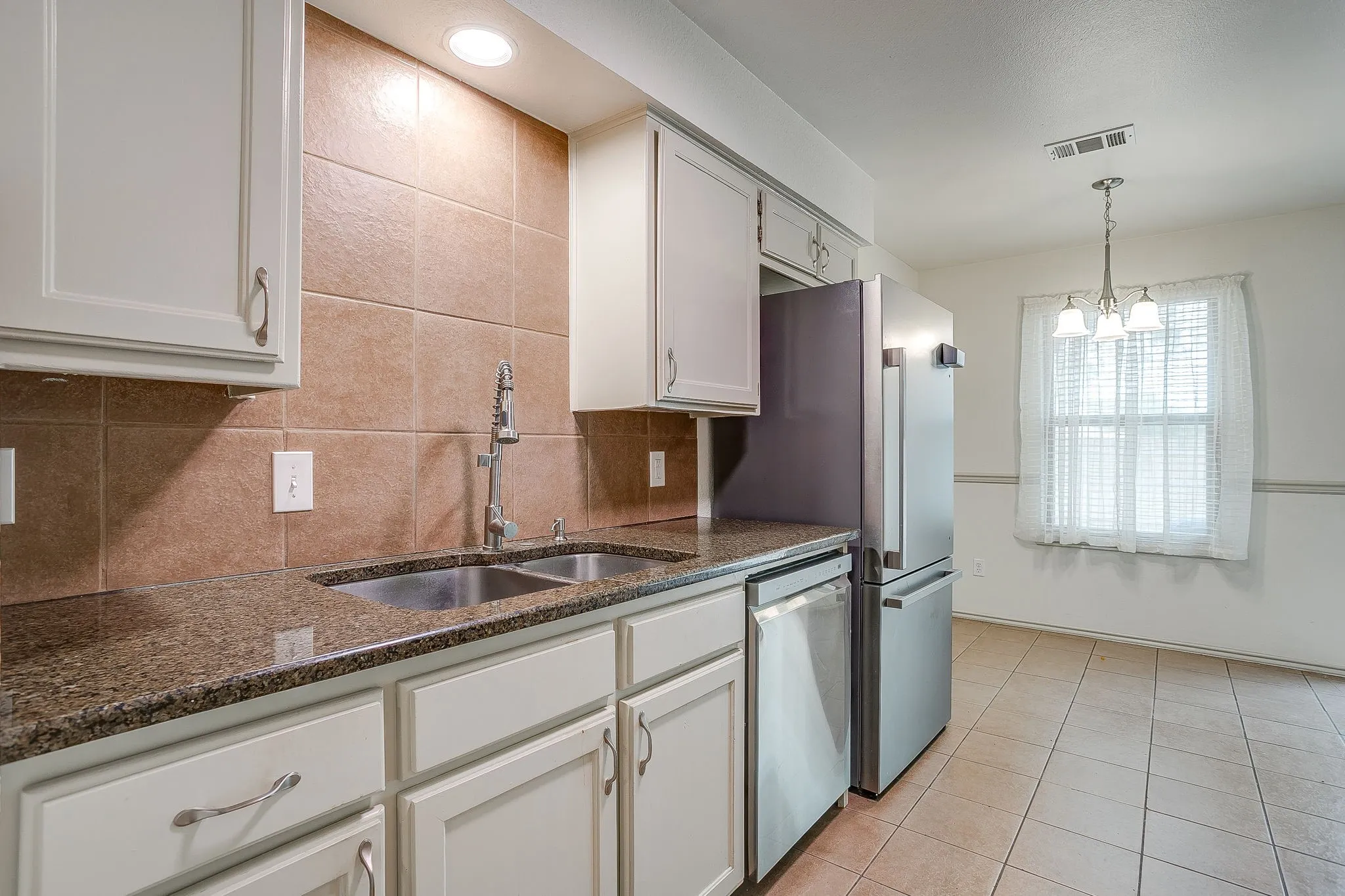 Single Family Residence For Sale in Tarrant County , 2610 N Casa Blanca Court, Arlington, Texas 76015, 3 Bedroom, 2 Bathroom, 2 Garage spaces, 1,318 Sqft, built in 1982, mls#21357317, Real Estate Agent in Arlington, Homes For Sale in Tarrant county, Homes For Sale in Arlington, Realtor in Arlington Texas, Real Estate Brokerage Independent Realty Texas, Luminita Cordes Realtor