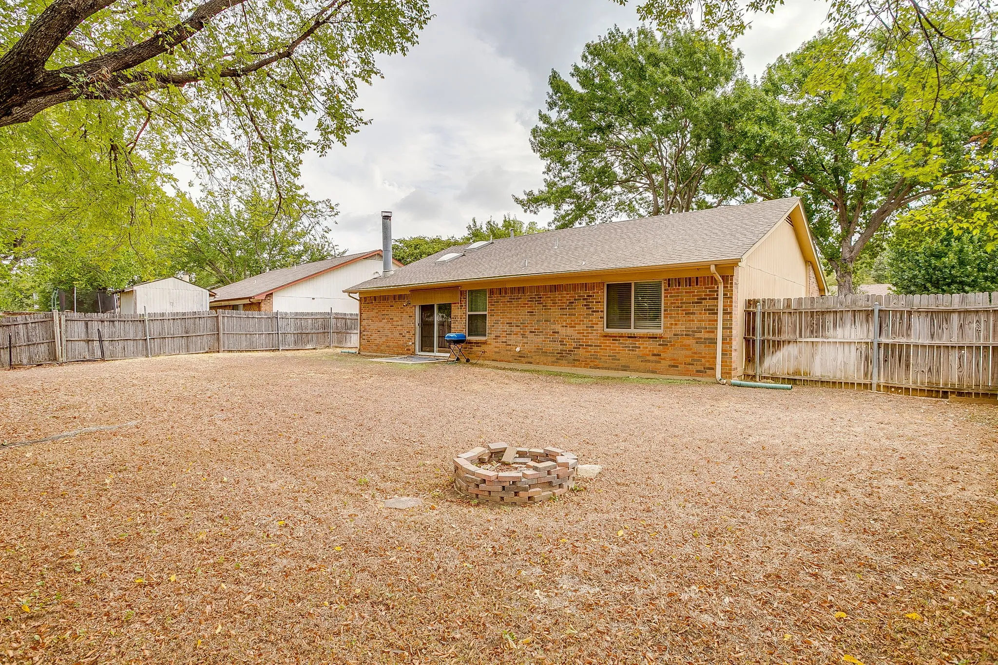 Single Family Residence For Sale in Tarrant County , 2610 N Casa Blanca Court, Arlington, Texas 76015, 3 Bedroom, 2 Bathroom, 2 Garage spaces, 1,318 Sqft, built in 1982, mls#21357317, Real Estate Agent in Arlington, Homes For Sale in Tarrant county, Homes For Sale in Arlington, Realtor in Arlington Texas, Real Estate Brokerage Independent Realty Texas, Luminita Cordes Realtor