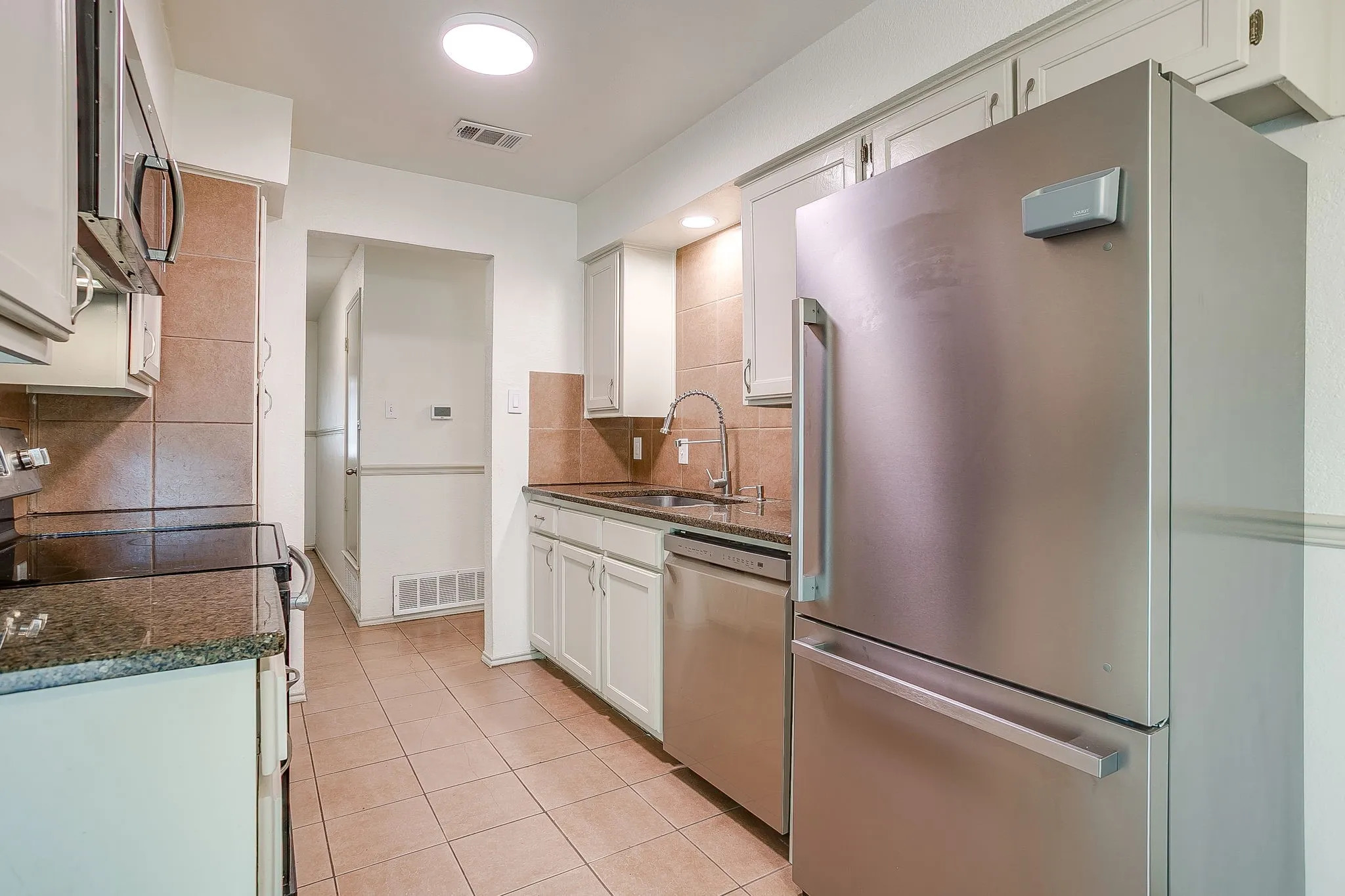 Single Family Residence For Sale in Tarrant County , 2610 N Casa Blanca Court, Arlington, Texas 76015, 3 Bedroom, 2 Bathroom, 2 Garage spaces, 1,318 Sqft, built in 1982, mls#21357317, Real Estate Agent in Arlington, Homes For Sale in Tarrant county, Homes For Sale in Arlington, Realtor in Arlington Texas, Real Estate Brokerage Independent Realty Texas, Luminita Cordes Realtor