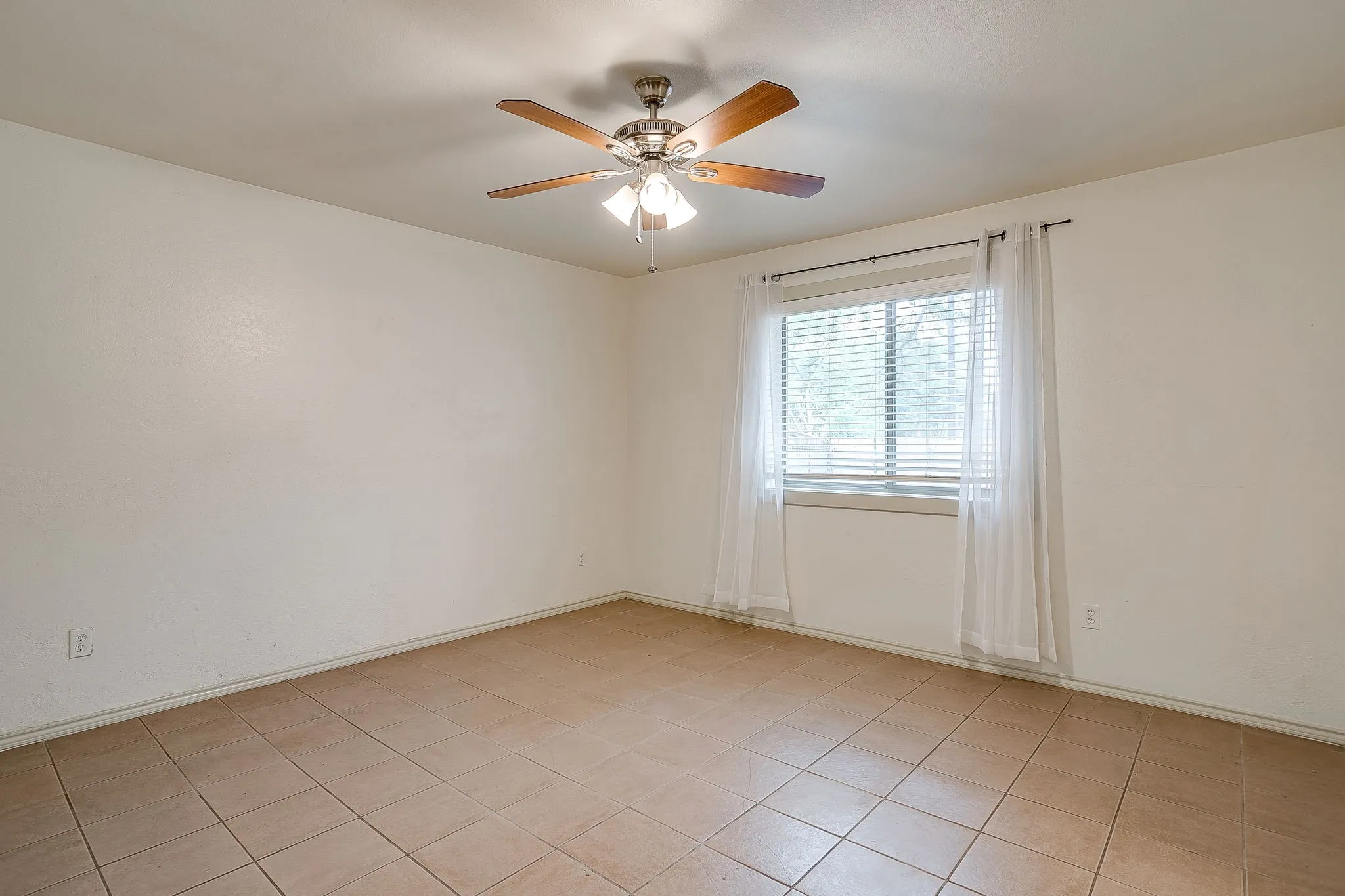 Single Family Residence For Sale in Tarrant County , 2610 N Casa Blanca Court, Arlington, Texas 76015, 3 Bedroom, 2 Bathroom, 2 Garage spaces, 1,318 Sqft, built in 1982, mls#21357317, Real Estate Agent in Arlington, Homes For Sale in Tarrant county, Homes For Sale in Arlington, Realtor in Arlington Texas, Real Estate Brokerage Independent Realty Texas, Luminita Cordes Realtor