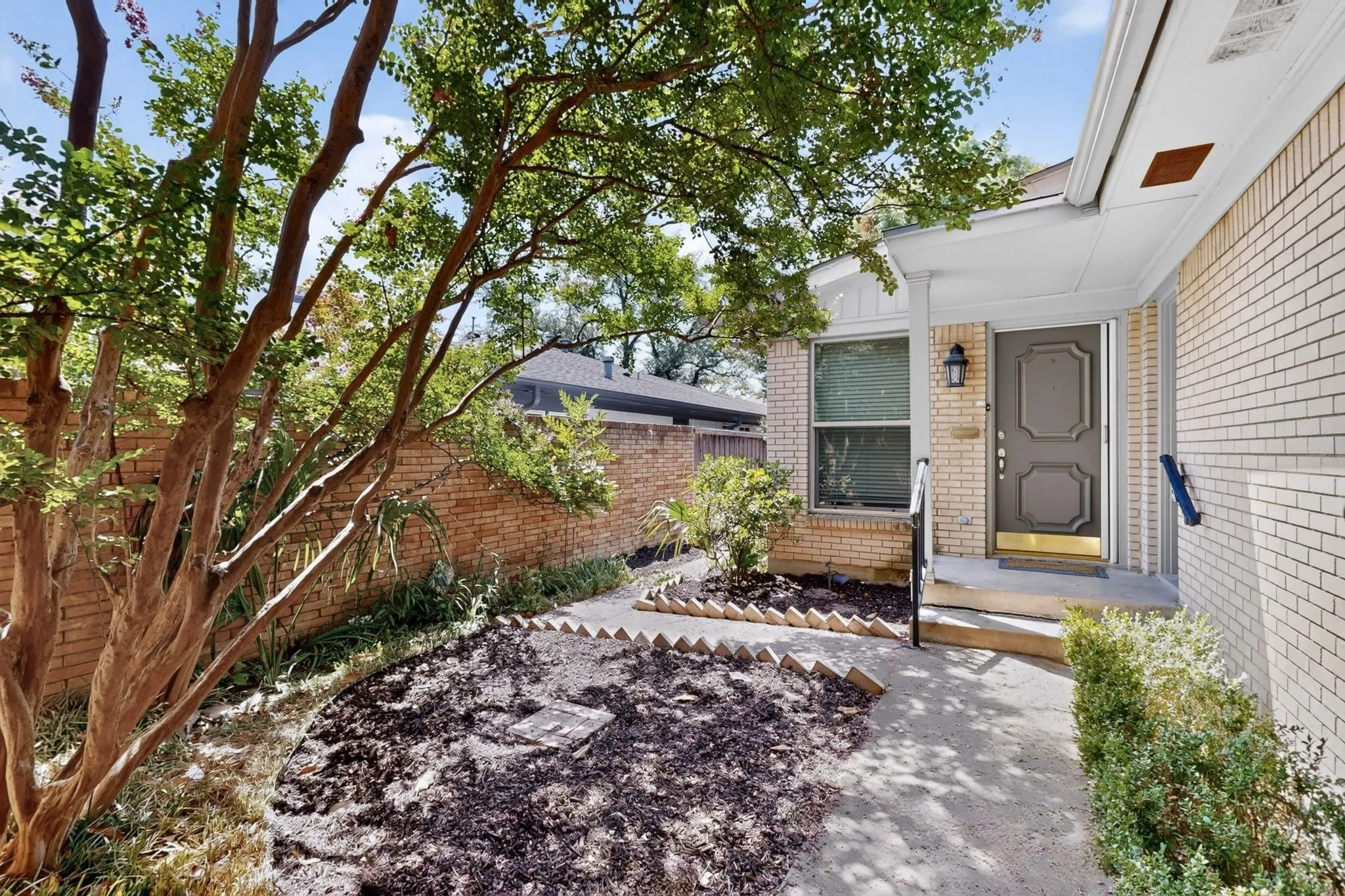 Single Family Residence For Sale in Dallas County , 3517 Northwest Parkway, University Park, Texas 75225, 2 Bedroom, 2 Bathroom, 1 Garage spaces, 1,559 Sqft, built in 1960, mls#21352553, Real Estate Agent in University Park, Homes For Sale in Dallas county, Homes For Sale in University Park, Realtor in University Park Texas, Real Estate Brokerage Independent Realty Texas, Luminita Cordes Realtor