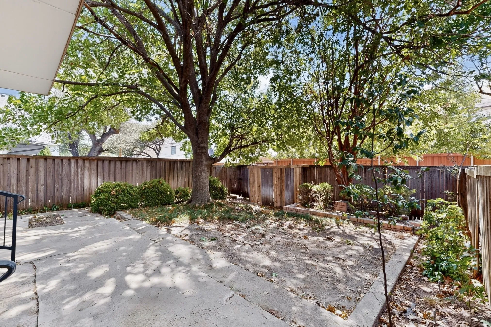 Single Family Residence For Sale in Dallas County , 3517 Northwest Parkway, University Park, Texas 75225, 2 Bedroom, 2 Bathroom, 1 Garage spaces, 1,559 Sqft, built in 1960, mls#21352553, Real Estate Agent in University Park, Homes For Sale in Dallas county, Homes For Sale in University Park, Realtor in University Park Texas, Real Estate Brokerage Independent Realty Texas, Luminita Cordes Realtor