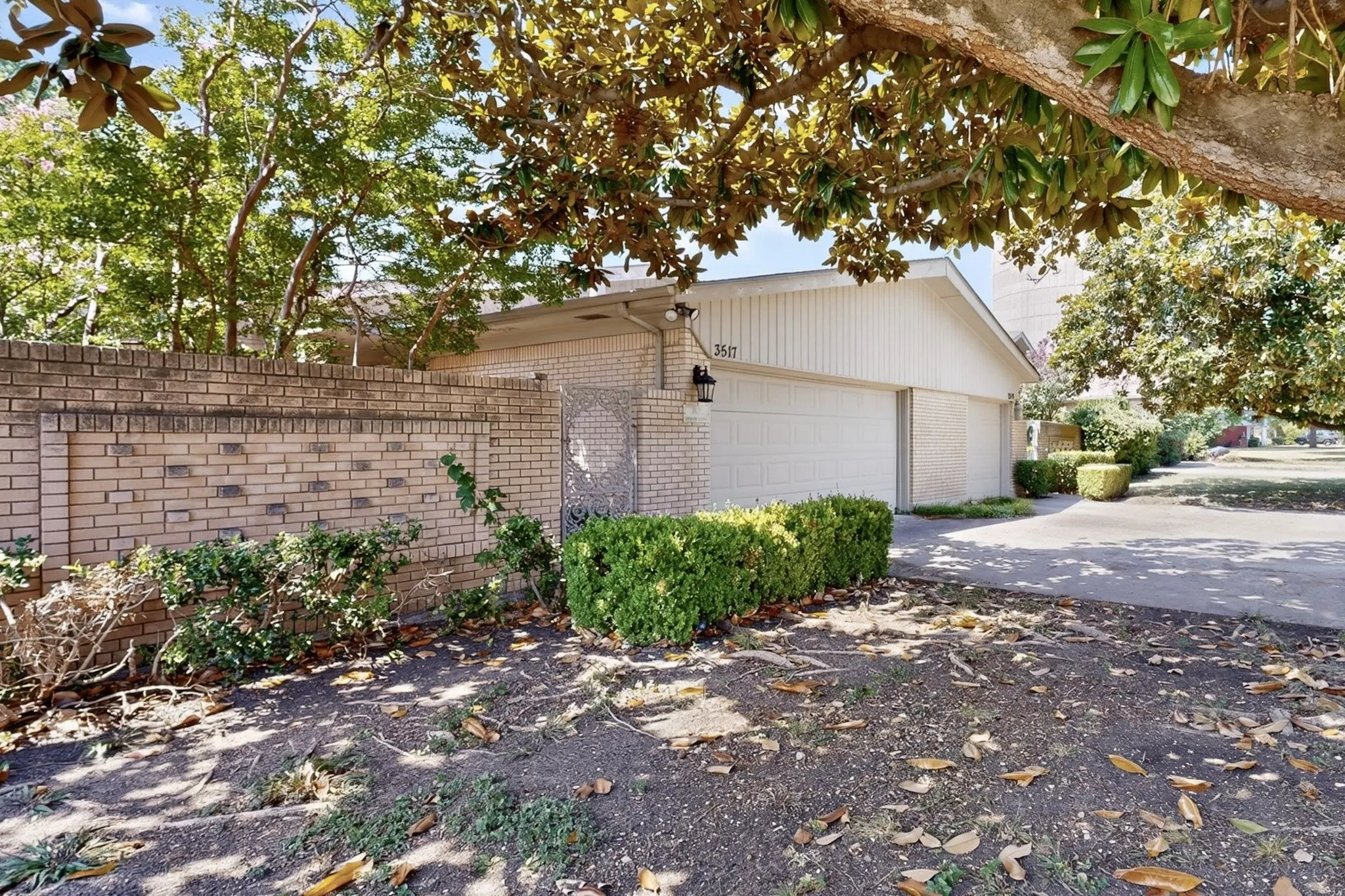 Single Family Residence For Sale in Dallas County , 3517 Northwest Parkway, University Park, Texas 75225, 2 Bedroom, 2 Bathroom, 1 Garage spaces, 1,559 Sqft, built in 1960, mls#21352553, Real Estate Agent in University Park, Homes For Sale in Dallas county, Homes For Sale in University Park, Realtor in University Park Texas, Real Estate Brokerage Independent Realty Texas, Luminita Cordes Realtor