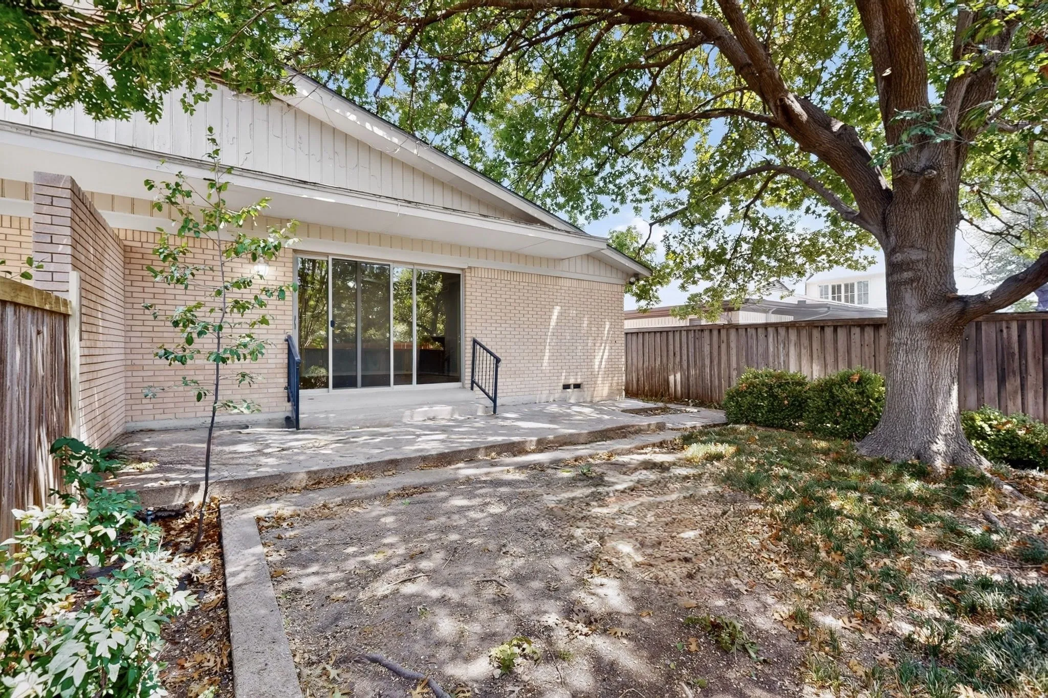 Single Family Residence For Sale in Dallas County , 3517 Northwest Parkway, University Park, Texas 75225, 2 Bedroom, 2 Bathroom, 1 Garage spaces, 1,559 Sqft, built in 1960, mls#21352553, Real Estate Agent in University Park, Homes For Sale in Dallas county, Homes For Sale in University Park, Realtor in University Park Texas, Real Estate Brokerage Independent Realty Texas, Luminita Cordes Realtor