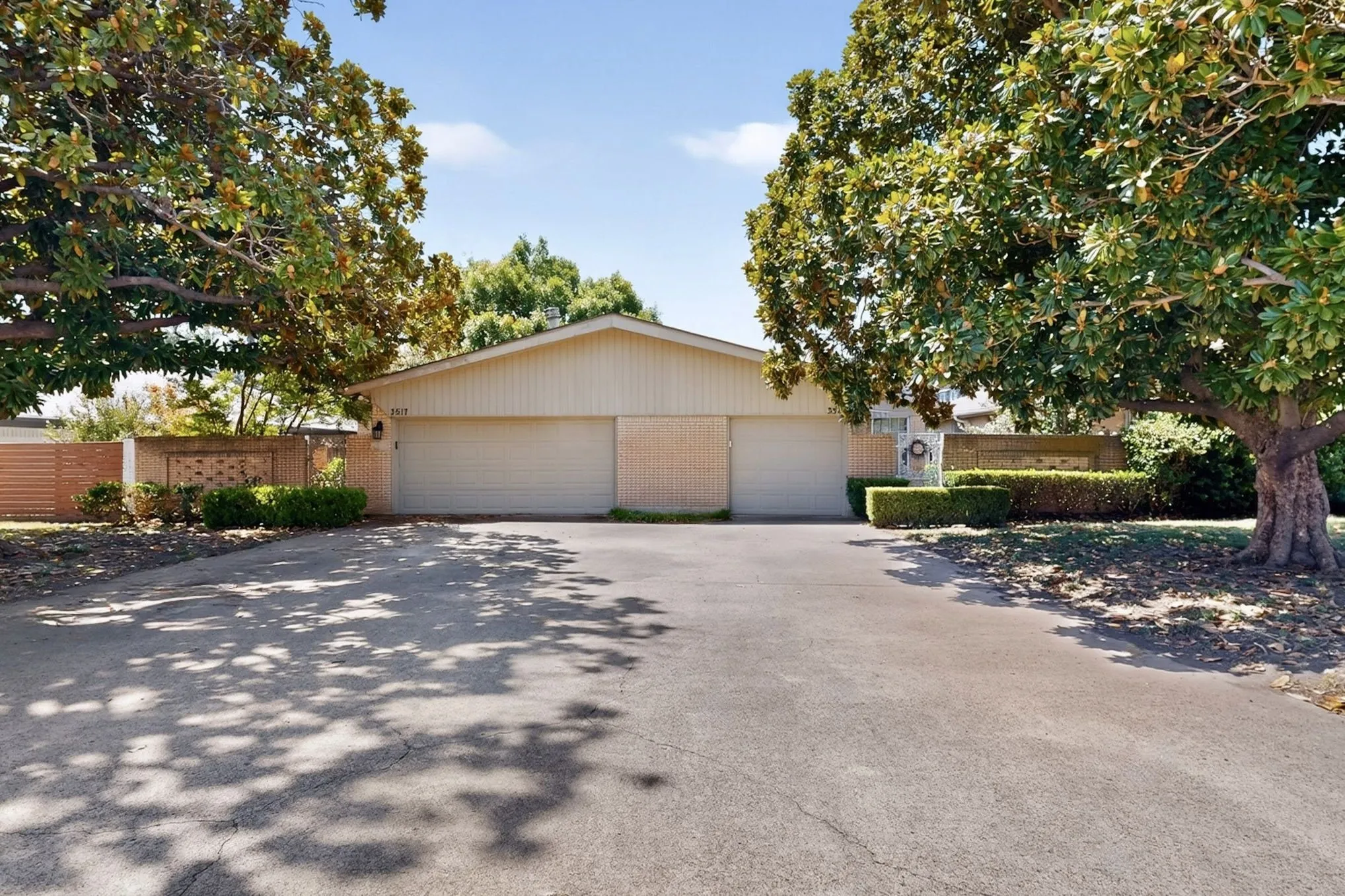Single Family Residence For Sale in Dallas County , 3517 Northwest Parkway, University Park, Texas 75225, 2 Bedroom, 2 Bathroom, 1 Garage spaces, 1,559 Sqft, built in 1960, mls#21352553, Real Estate Agent in University Park, Homes For Sale in Dallas county, Homes For Sale in University Park, Realtor in University Park Texas, Real Estate Brokerage Independent Realty Texas, Luminita Cordes Realtor