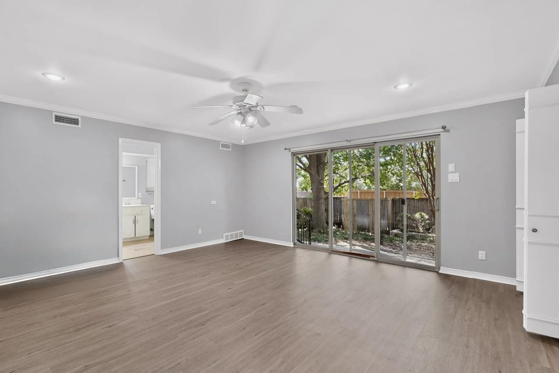 Single Family Residence For Sale in Dallas County , 3517 Northwest Parkway, University Park, Texas 75225, 2 Bedroom, 2 Bathroom, 1 Garage spaces, 1,559 Sqft, built in 1960, mls#21352553, Real Estate Agent in University Park, Homes For Sale in Dallas county, Homes For Sale in University Park, Realtor in University Park Texas, Real Estate Brokerage Independent Realty Texas, Luminita Cordes Realtor