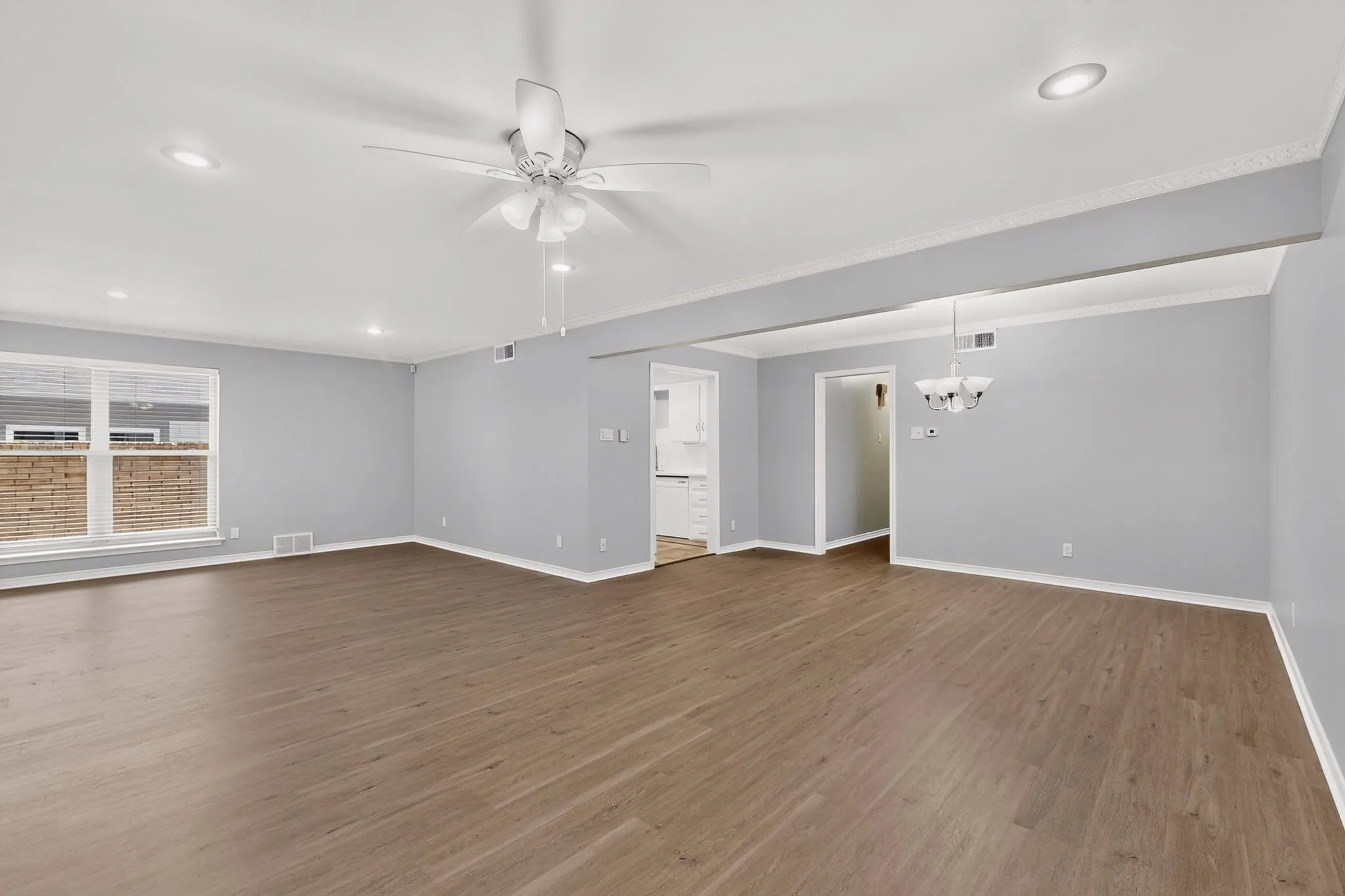 Single Family Residence For Sale in Dallas County , 3517 Northwest Parkway, University Park, Texas 75225, 2 Bedroom, 2 Bathroom, 1 Garage spaces, 1,559 Sqft, built in 1960, mls#21352553, Real Estate Agent in University Park, Homes For Sale in Dallas county, Homes For Sale in University Park, Realtor in University Park Texas, Real Estate Brokerage Independent Realty Texas, Luminita Cordes Realtor