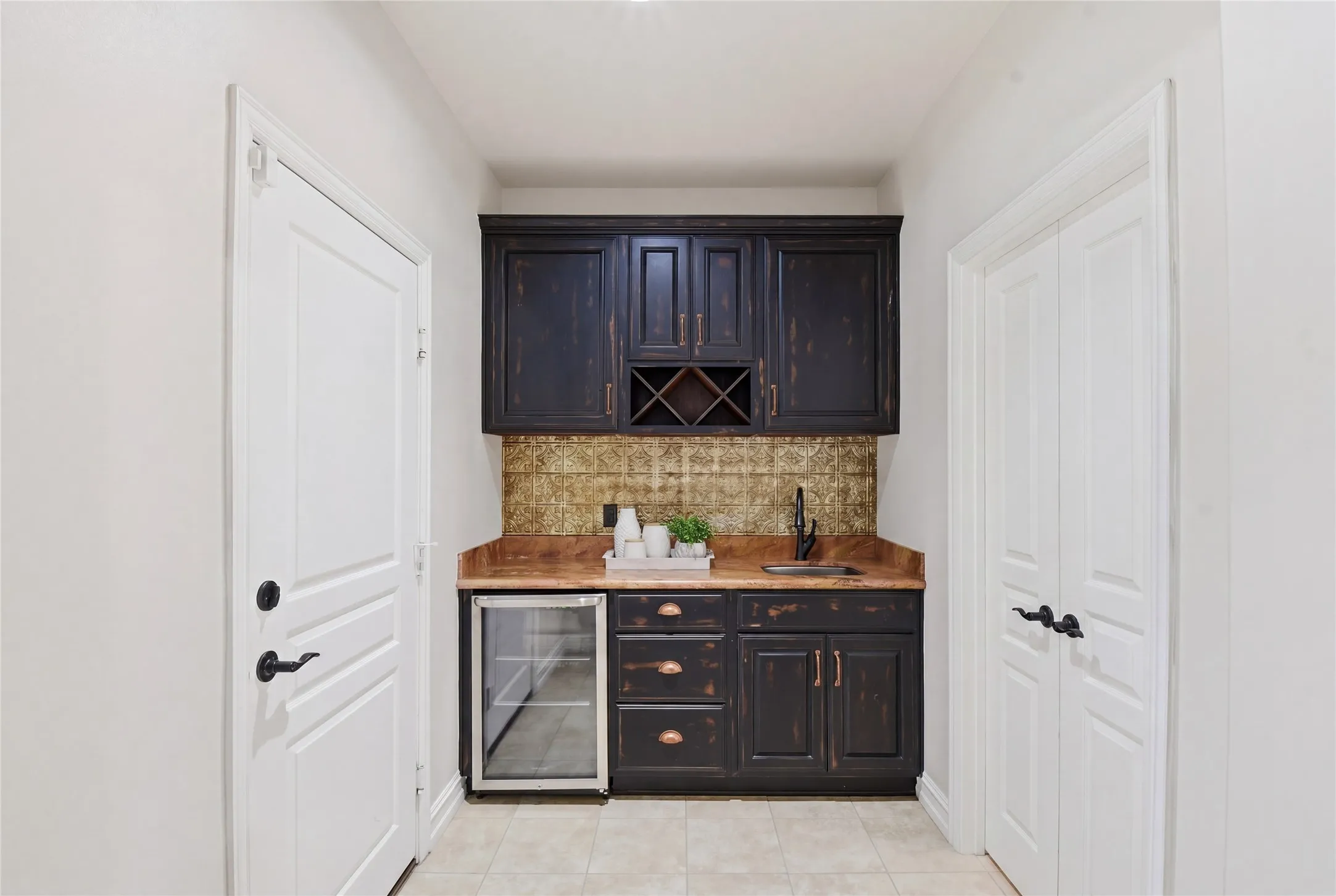 Wet Bar off the kitchen!
