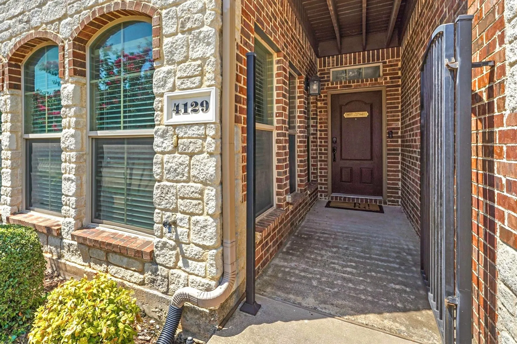 Townhouse For Rent in Denton County , 4129 Comanche Drive, Carrollton, Texas 75010, 3 Bedroom, 3 Bathroom, 2 Garage spaces, 2,182 Sqft, built in 2012, mls#21355047, Real Estate Agent in Carrollton, Homes For Rent in Denton county, Homes For Rent in Carrollton, Realtor in Carrollton Texas, Real Estate Brokerage Independent Realty Texas, Luminita Cordes Realtor