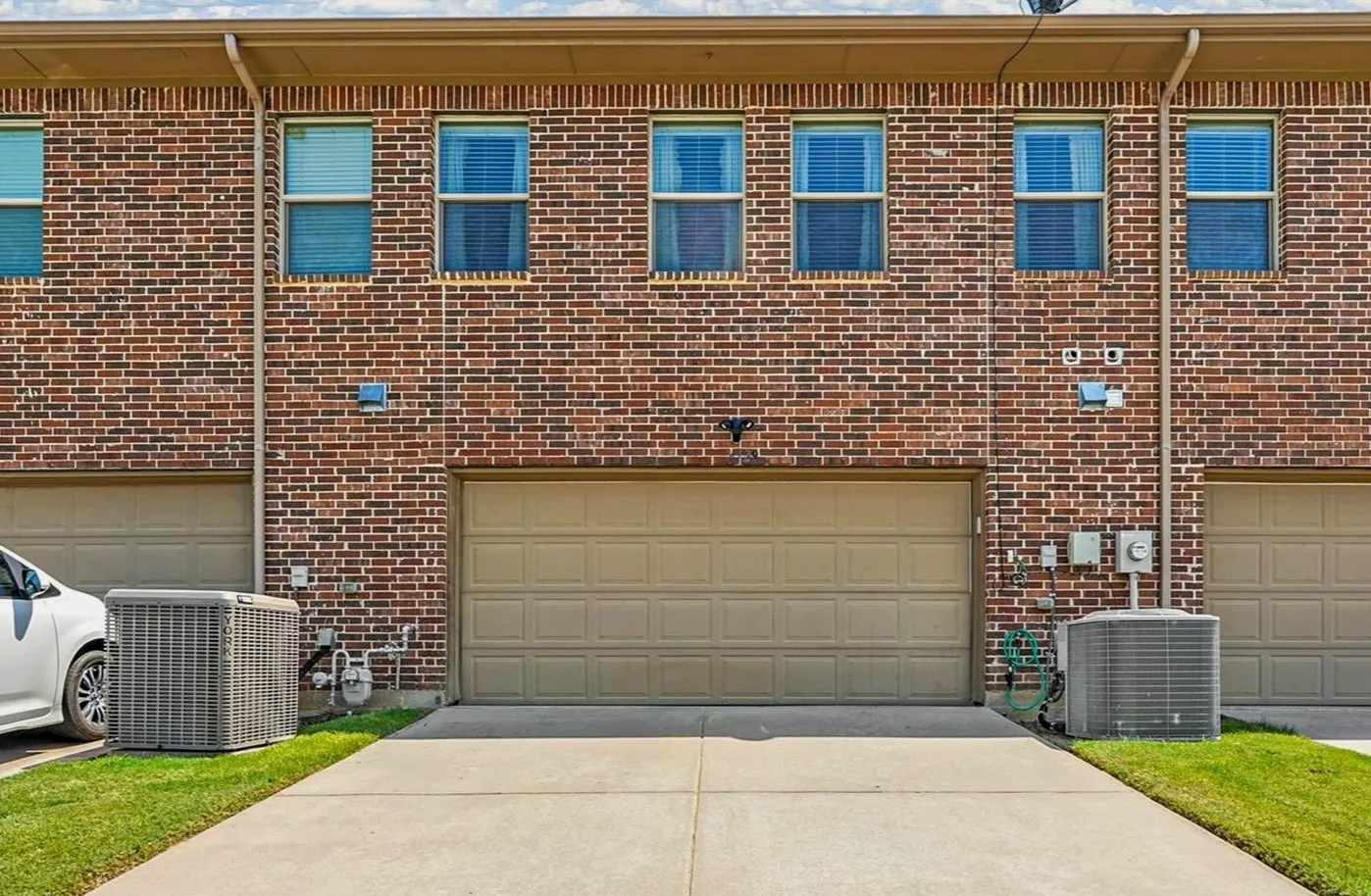 Townhouse For Rent in Denton County , 4129 Comanche Drive, Carrollton, Texas 75010, 3 Bedroom, 3 Bathroom, 2 Garage spaces, 2,182 Sqft, built in 2012, mls#21355047, Real Estate Agent in Carrollton, Homes For Rent in Denton county, Homes For Rent in Carrollton, Realtor in Carrollton Texas, Real Estate Brokerage Independent Realty Texas, Luminita Cordes Realtor