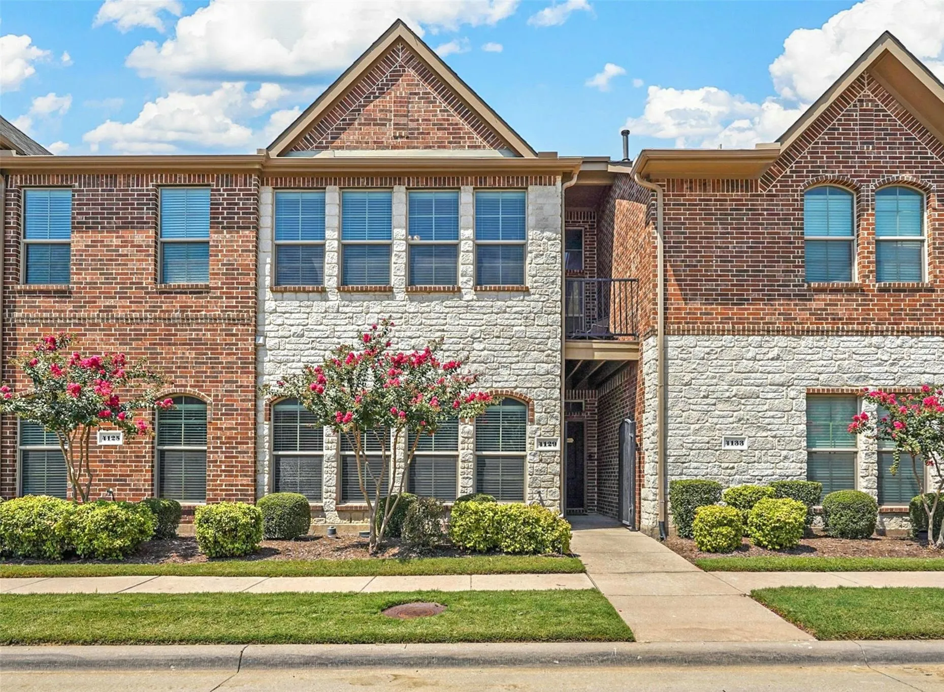 Townhouse For Rent in Denton County , 4129 Comanche Drive, Carrollton, Texas 75010, 3 Bedroom, 3 Bathroom, 2 Garage spaces, 2,182 Sqft, built in 2012, mls#21355047, Real Estate Agent in Carrollton, Homes For Rent in Denton county, Homes For Rent in Carrollton, Realtor in Carrollton Texas, Real Estate Brokerage Independent Realty Texas, Luminita Cordes Realtor