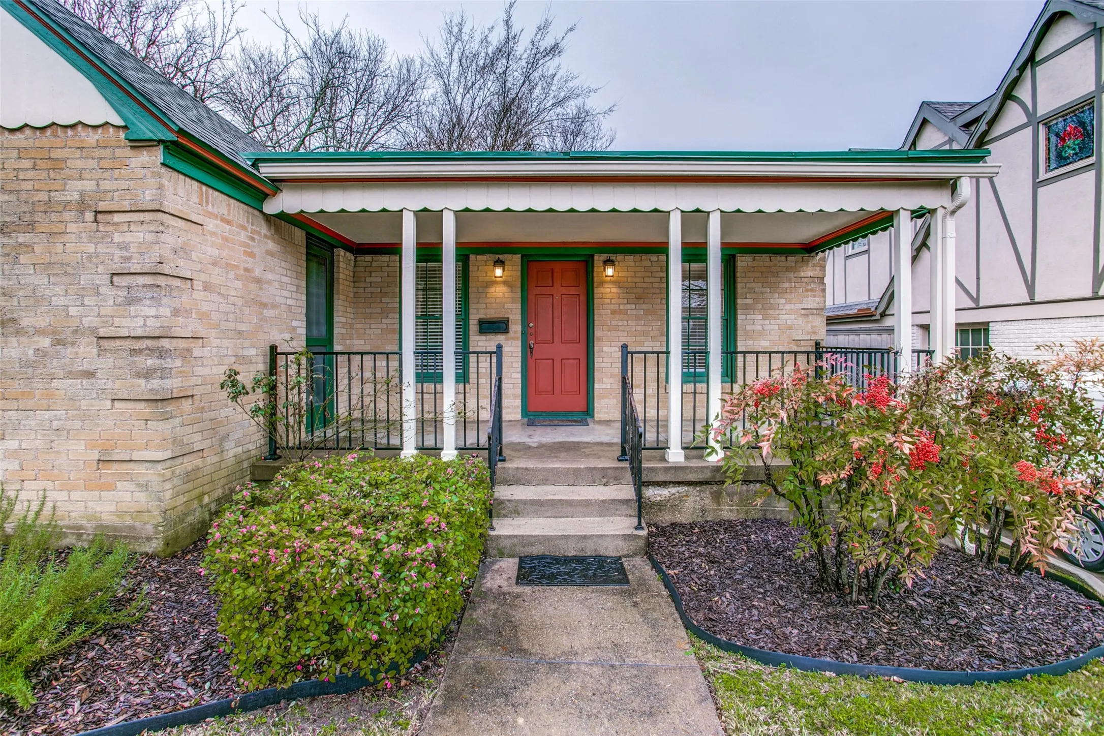 Single Family Residence For Rent in Dallas County , 715 Newell Avenue, Dallas, Texas 75223, 2 Bedroom, 1 Bathroom, 1 Garage spaces, 1,052 Sqft, built in 1938, mls#21348446, Real Estate Agent in Dallas, Homes For Rent in Dallas county, Homes For Rent in Dallas, Realtor in Dallas Texas, Real Estate Brokerage Independent Realty Texas, Luminita Cordes Realtor