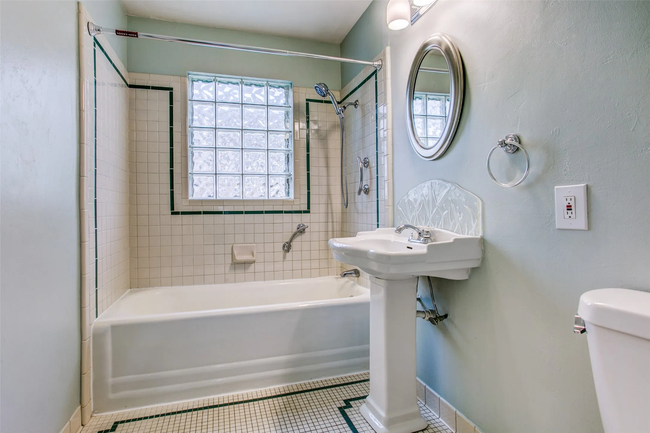 Single Family Residence For Rent in Dallas County , 715 Newell Avenue, Dallas, Texas 75223, 2 Bedroom, 1 Bathroom, 1 Garage spaces, 1,052 Sqft, built in 1938, mls#21348446, Real Estate Agent in Dallas, Homes For Rent in Dallas county, Homes For Rent in Dallas, Realtor in Dallas Texas, Real Estate Brokerage Independent Realty Texas, Luminita Cordes Realtor