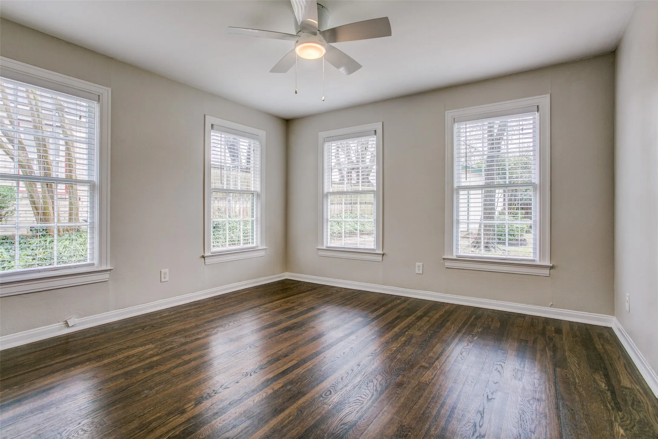 Single Family Residence For Rent in Dallas County , 715 Newell Avenue, Dallas, Texas 75223, 2 Bedroom, 1 Bathroom, 1 Garage spaces, 1,052 Sqft, built in 1938, mls#21348446, Real Estate Agent in Dallas, Homes For Rent in Dallas county, Homes For Rent in Dallas, Realtor in Dallas Texas, Real Estate Brokerage Independent Realty Texas, Luminita Cordes Realtor