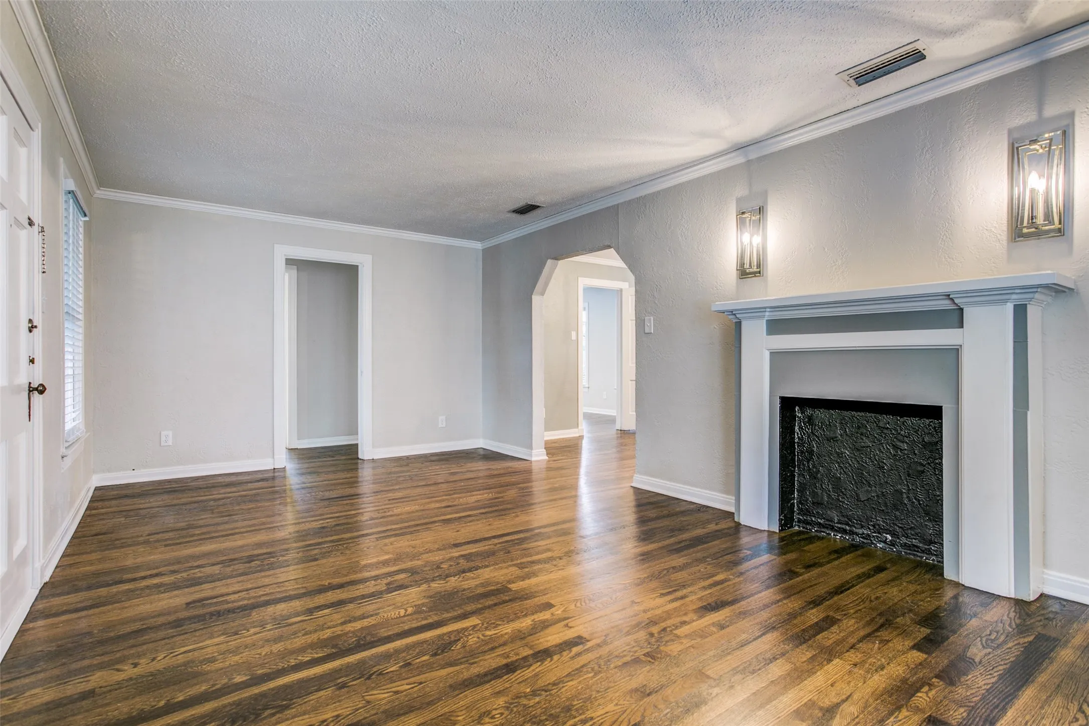 Single Family Residence For Rent in Dallas County , 715 Newell Avenue, Dallas, Texas 75223, 2 Bedroom, 1 Bathroom, 1 Garage spaces, 1,052 Sqft, built in 1938, mls#21348446, Real Estate Agent in Dallas, Homes For Rent in Dallas county, Homes For Rent in Dallas, Realtor in Dallas Texas, Real Estate Brokerage Independent Realty Texas, Luminita Cordes Realtor